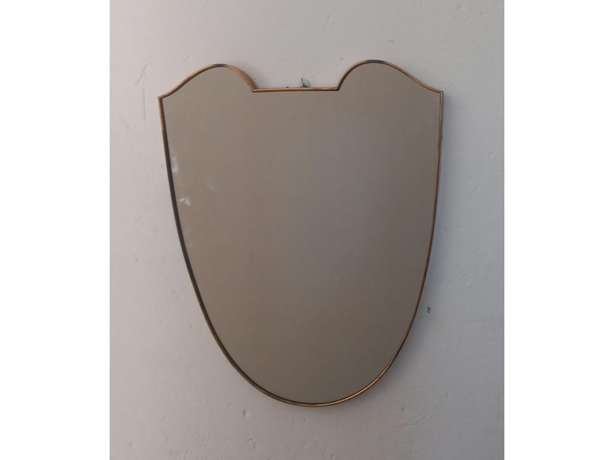 Specchio a forma di scudo in ottone (anni '50) Main