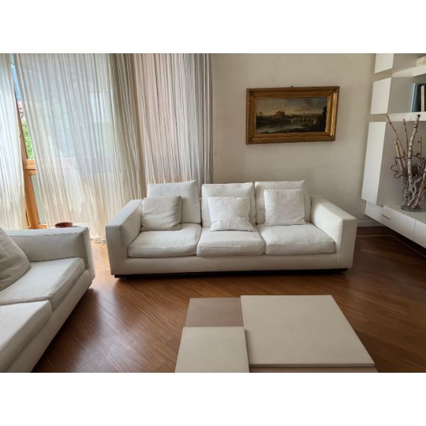 Divano 3 posti Hamilton rivestito in tessuto bianco di Rodolfo Dordoni, Minotti image
