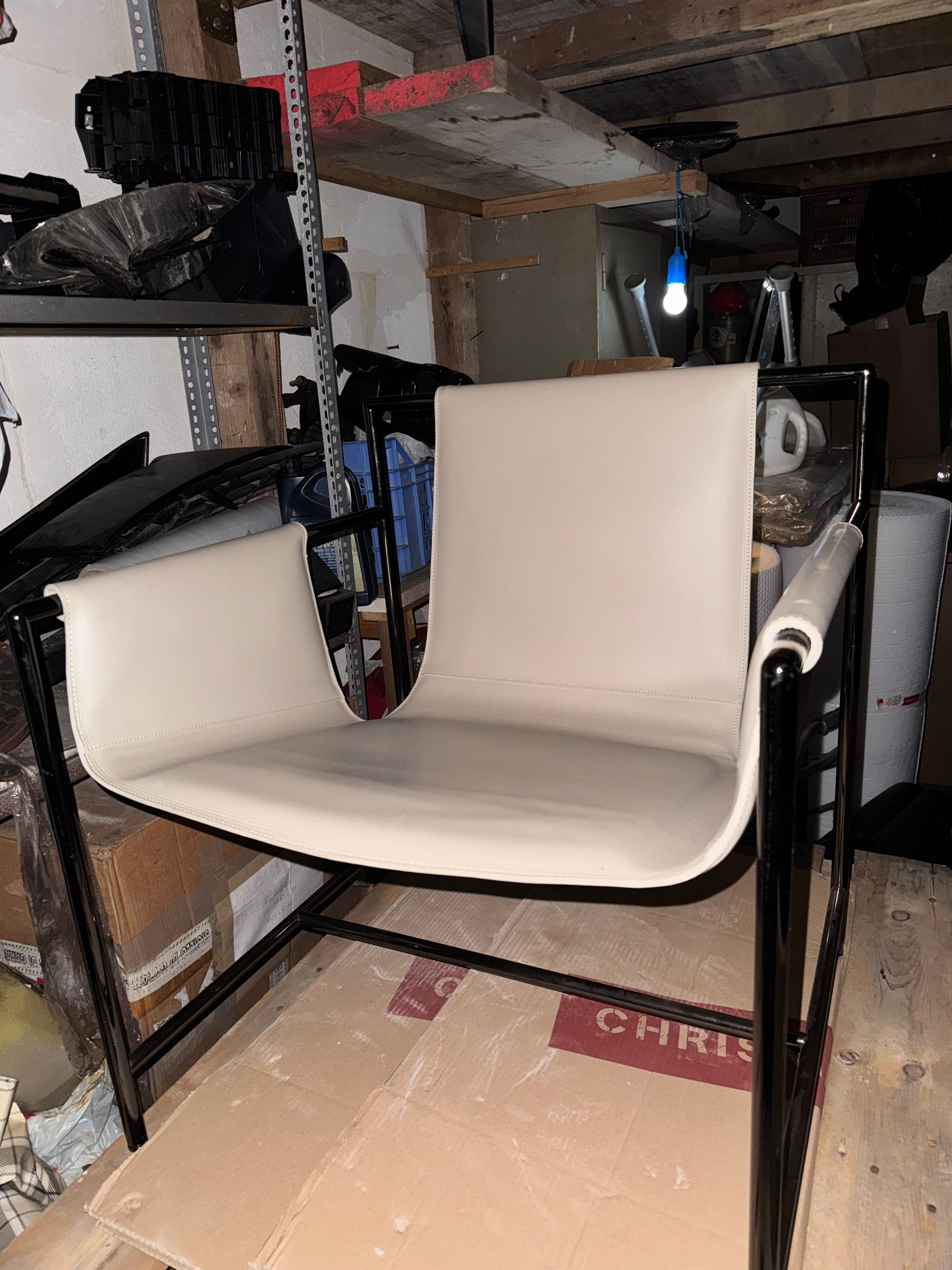 Ming's Heart white armchair Main