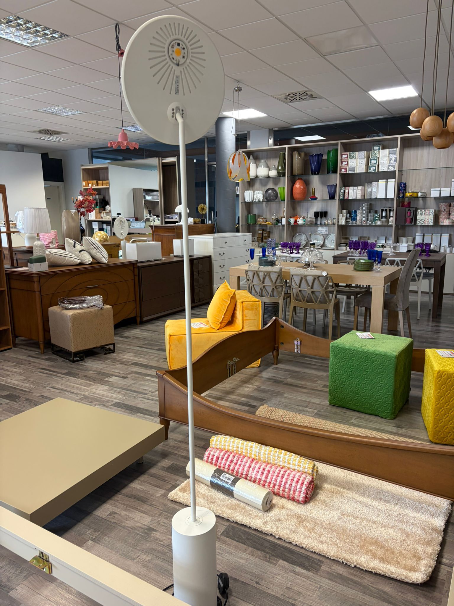 Luà Stehlampe aus weißem Aluminium Front