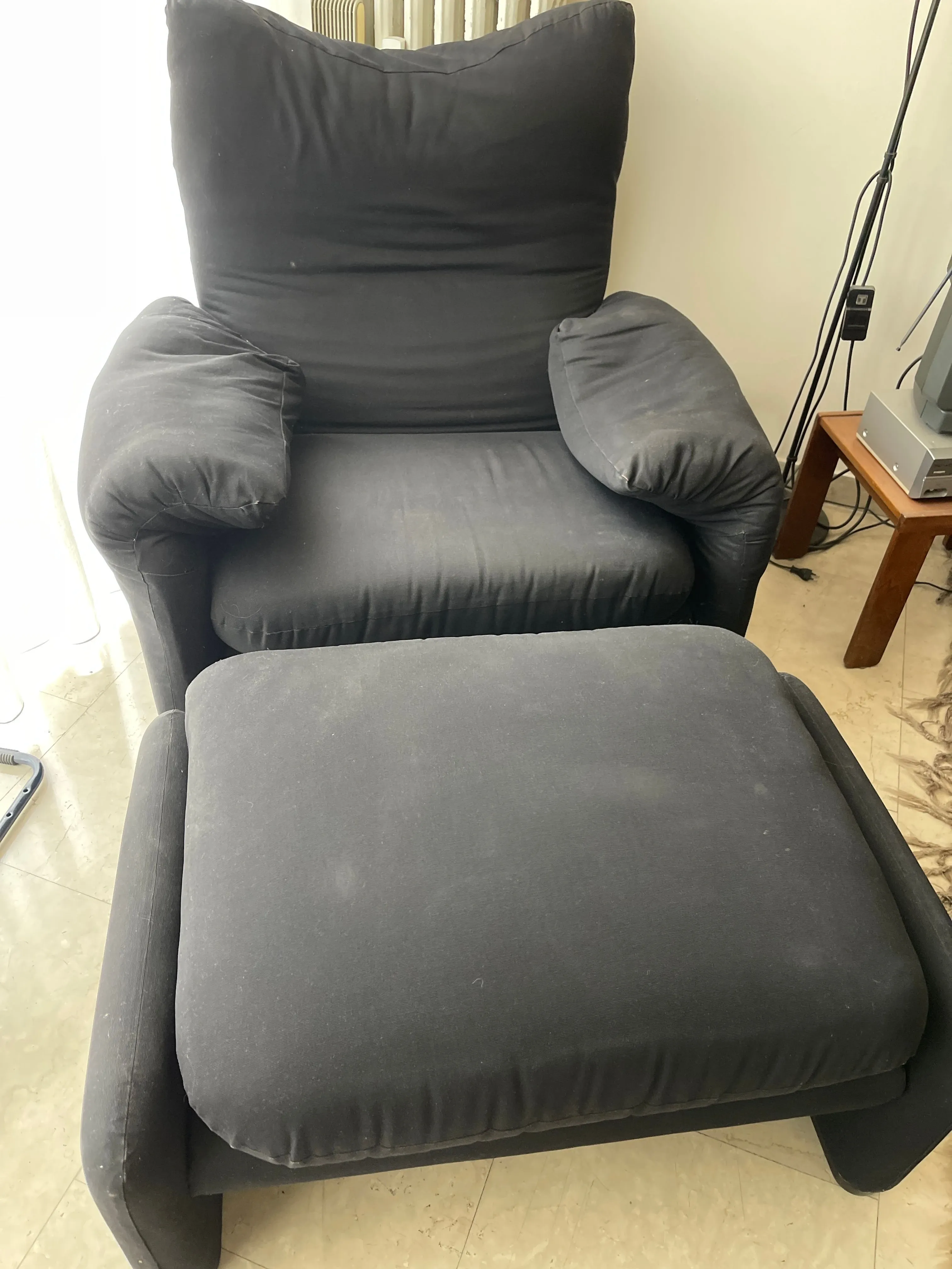 Maralunga armchair with pouf, Cassina 1