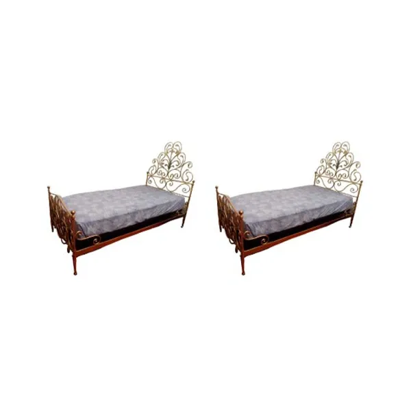 Set of 2 vintage wrought iron single beds (golden) image