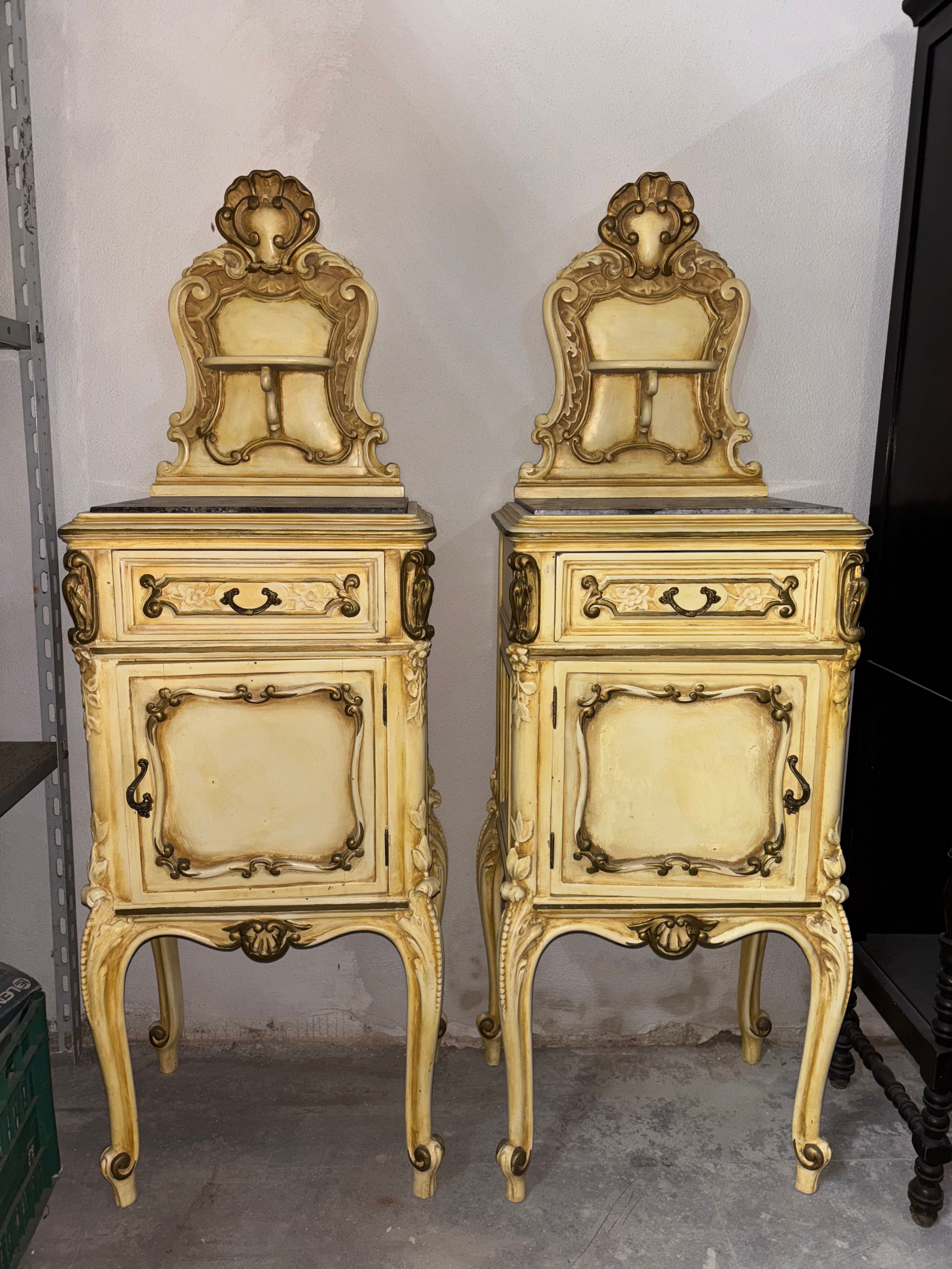 Coppia di comodini in legno intagliato e marmo nero ('900) Main