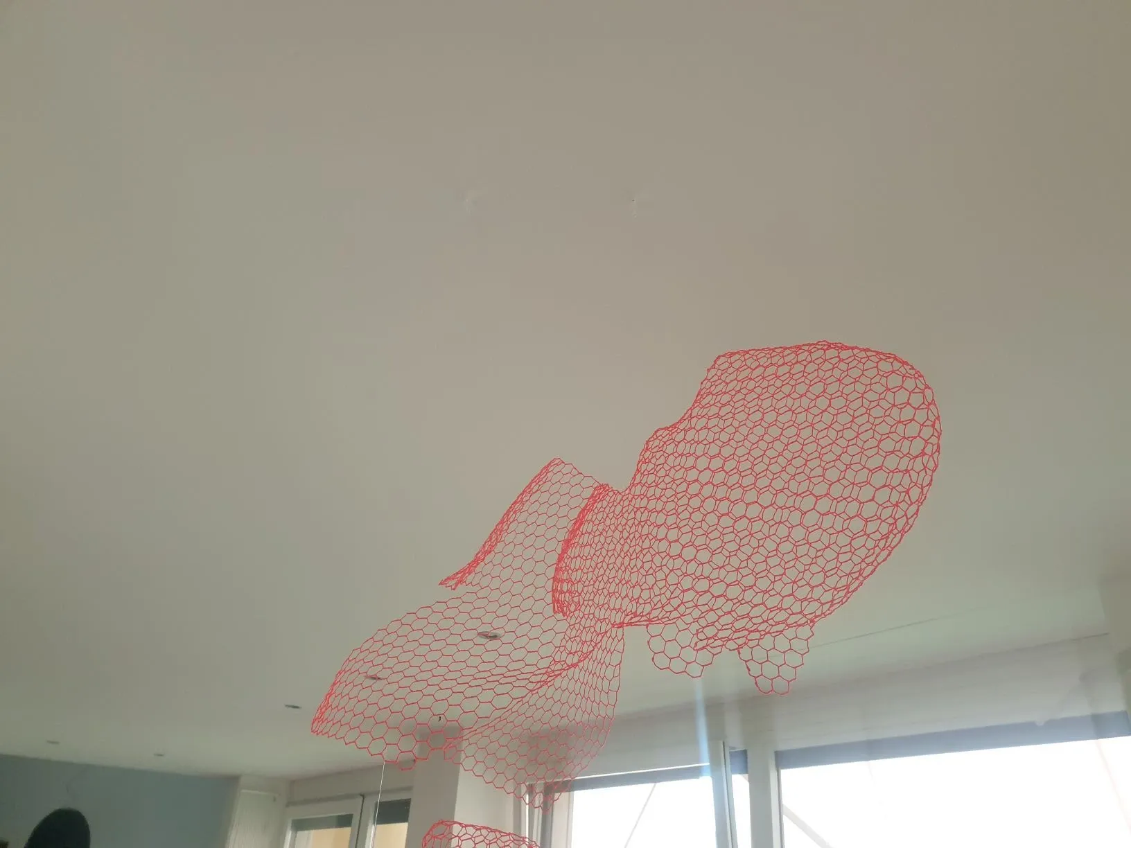 Magis Me Too Fish, scultura in rete metallica a forma di pesce da appendere a soffitto, Magis 