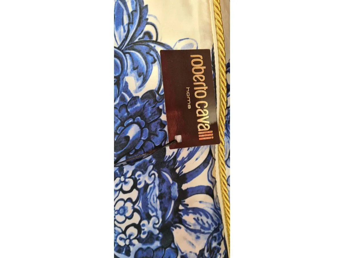 Cuscino in seta bianca e blu, Roberto Cavalli 3