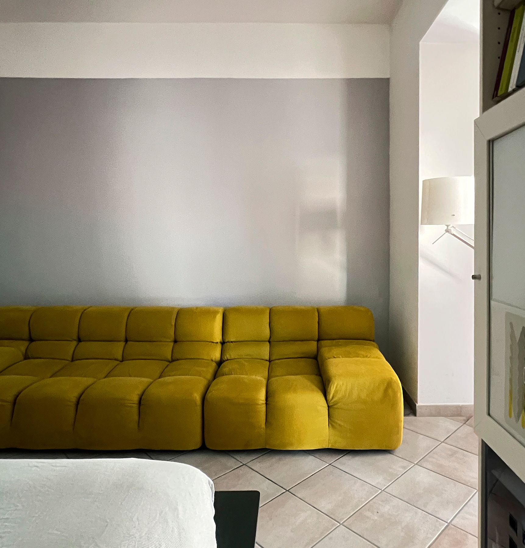 Divano Tufty–Time rivestito in tessuto verde ocra di Patricia Urquiola Side