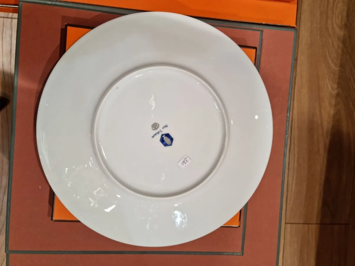 Set aus 2 weißen und blauen Porzellantellern 2