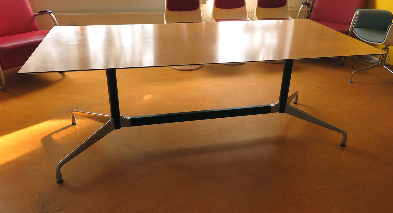 Segmented table by Charles & Ray Eames Side