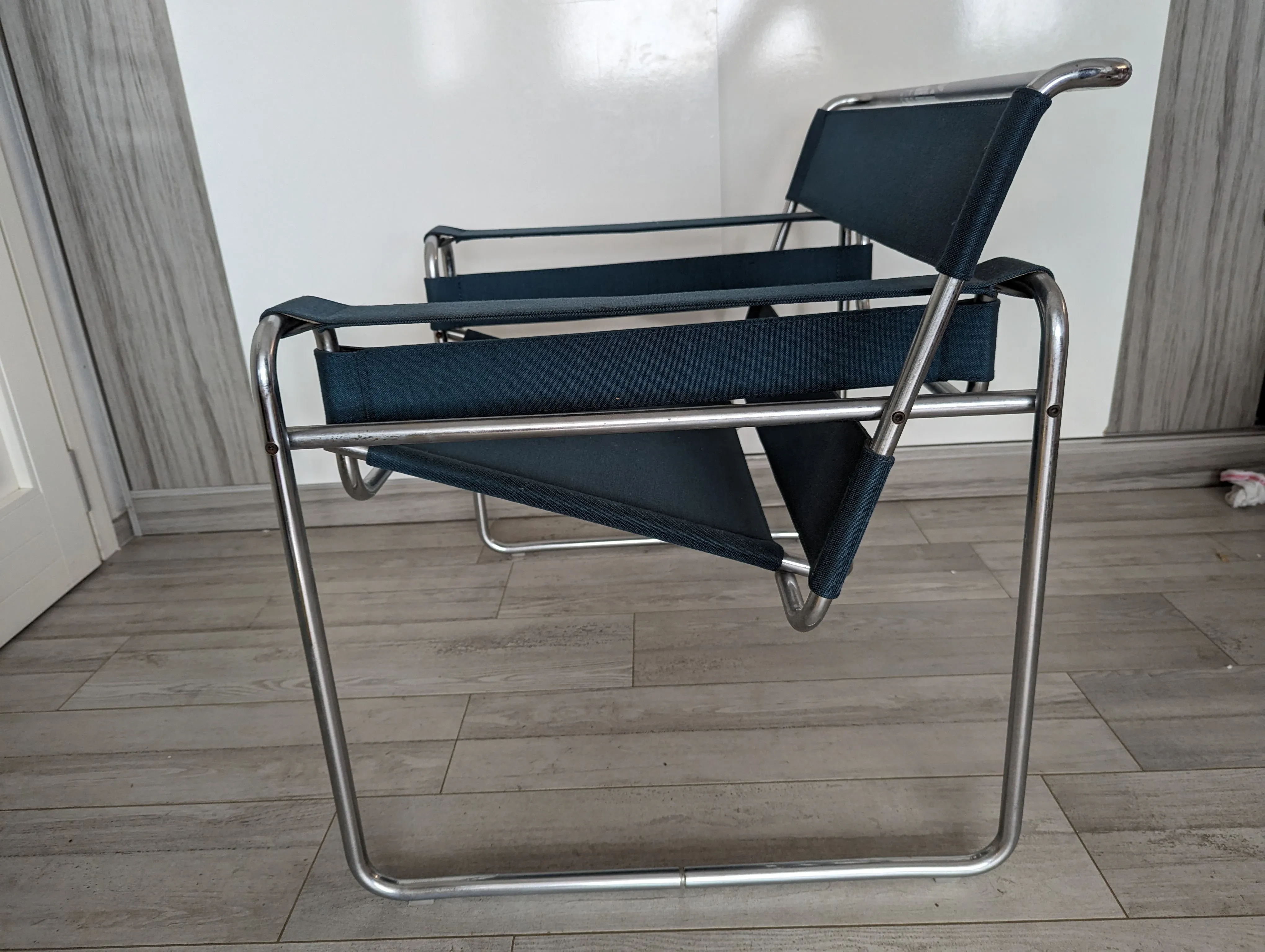 Poltroncina Wassily by Marcel Breuer in tessuto blu, Knoll 5