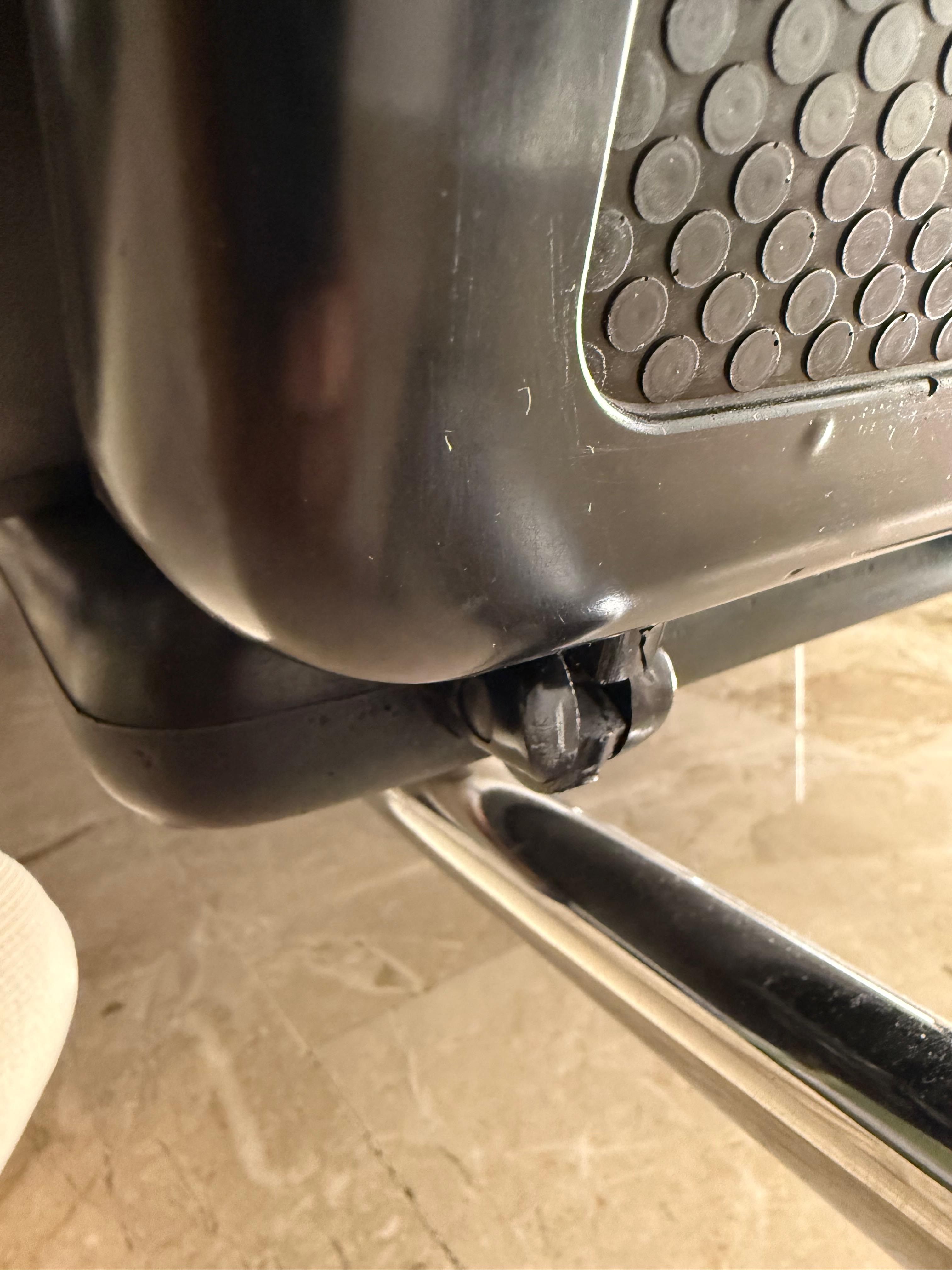 Sofá de 3 plazas Rataplan tapizado en cuero negro 5