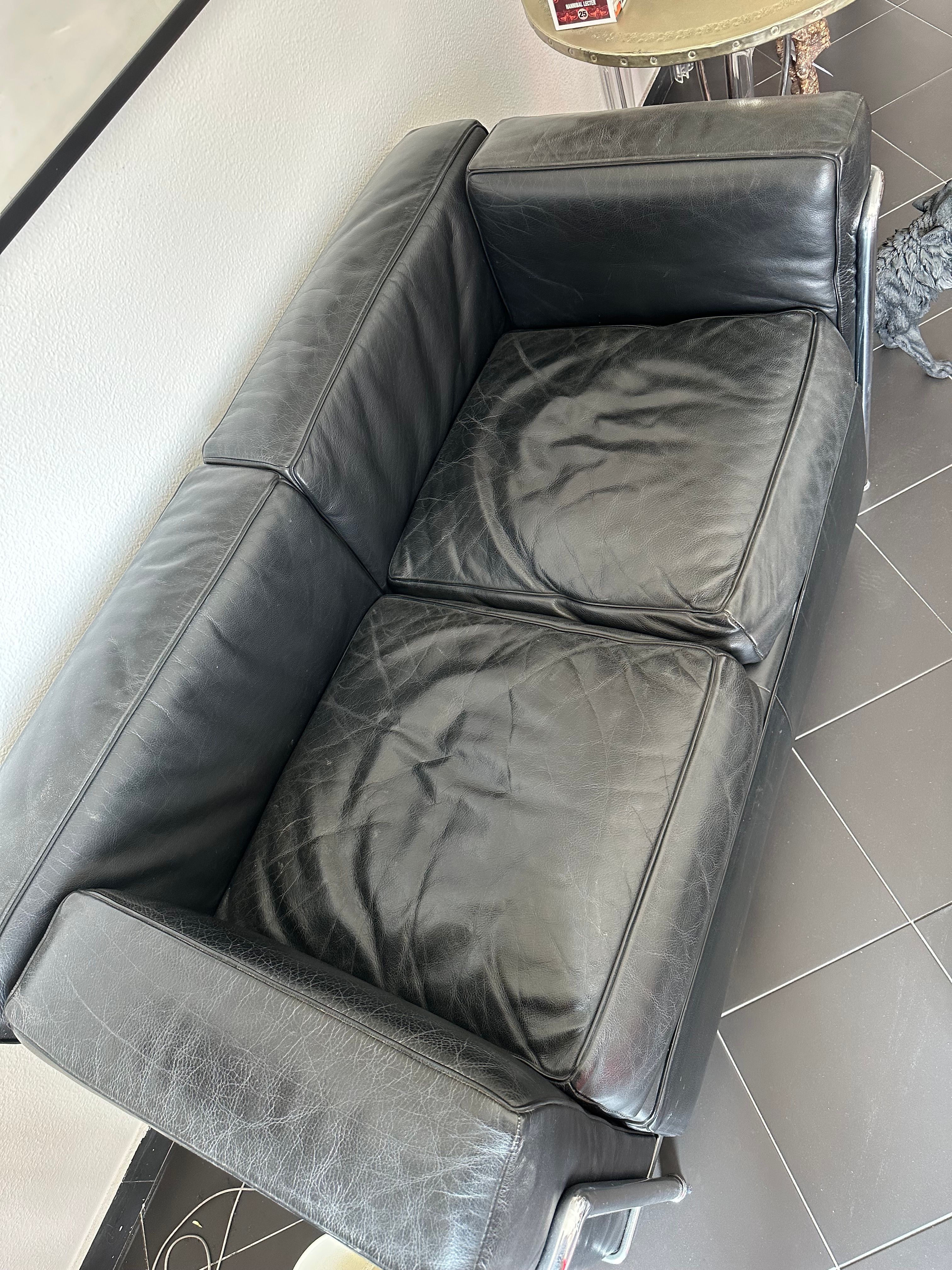 LC 2-seater sofa upholstered in black leather by Le Corbusier, Cassina Details
