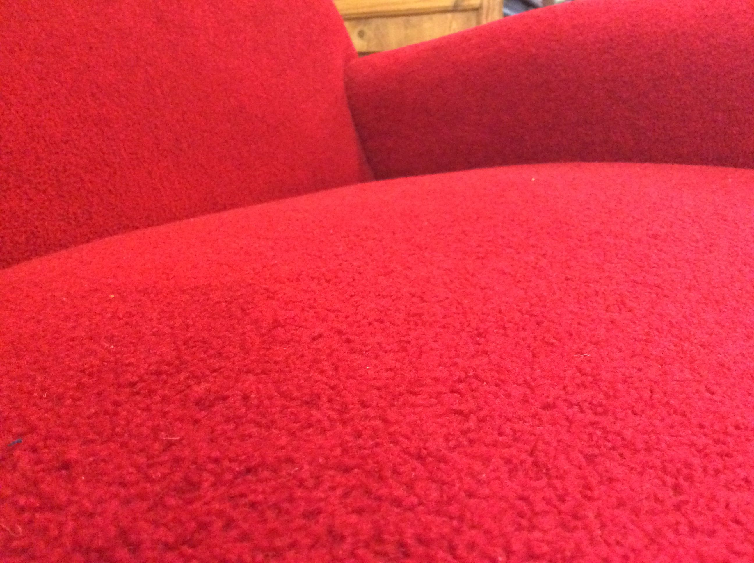 Set divano 3 posti e 2 poltrone in tessuto rosso di Gigi Radice Optional7