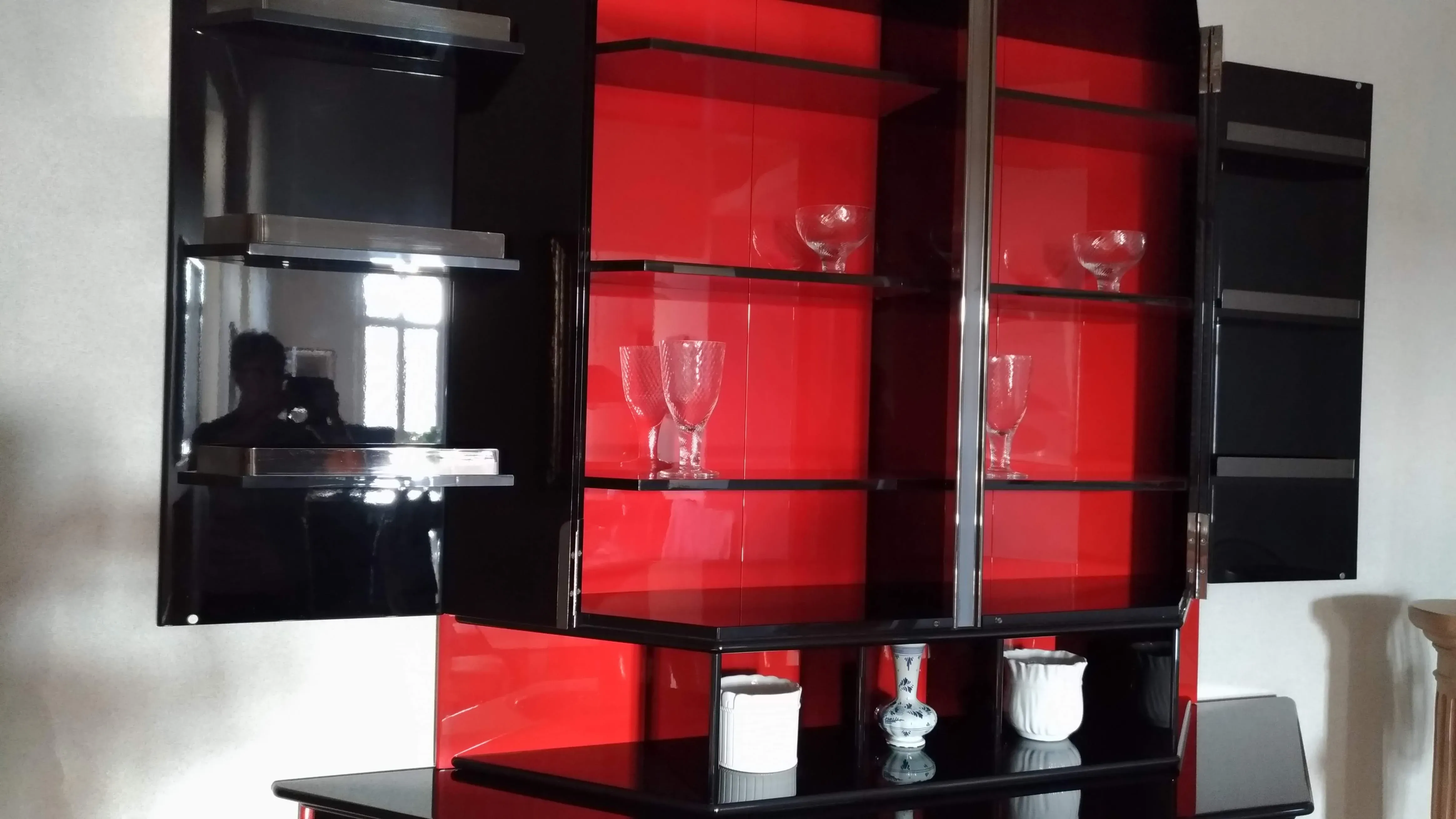 Gonzaga wardrobe lacquered black and red, Simon 2