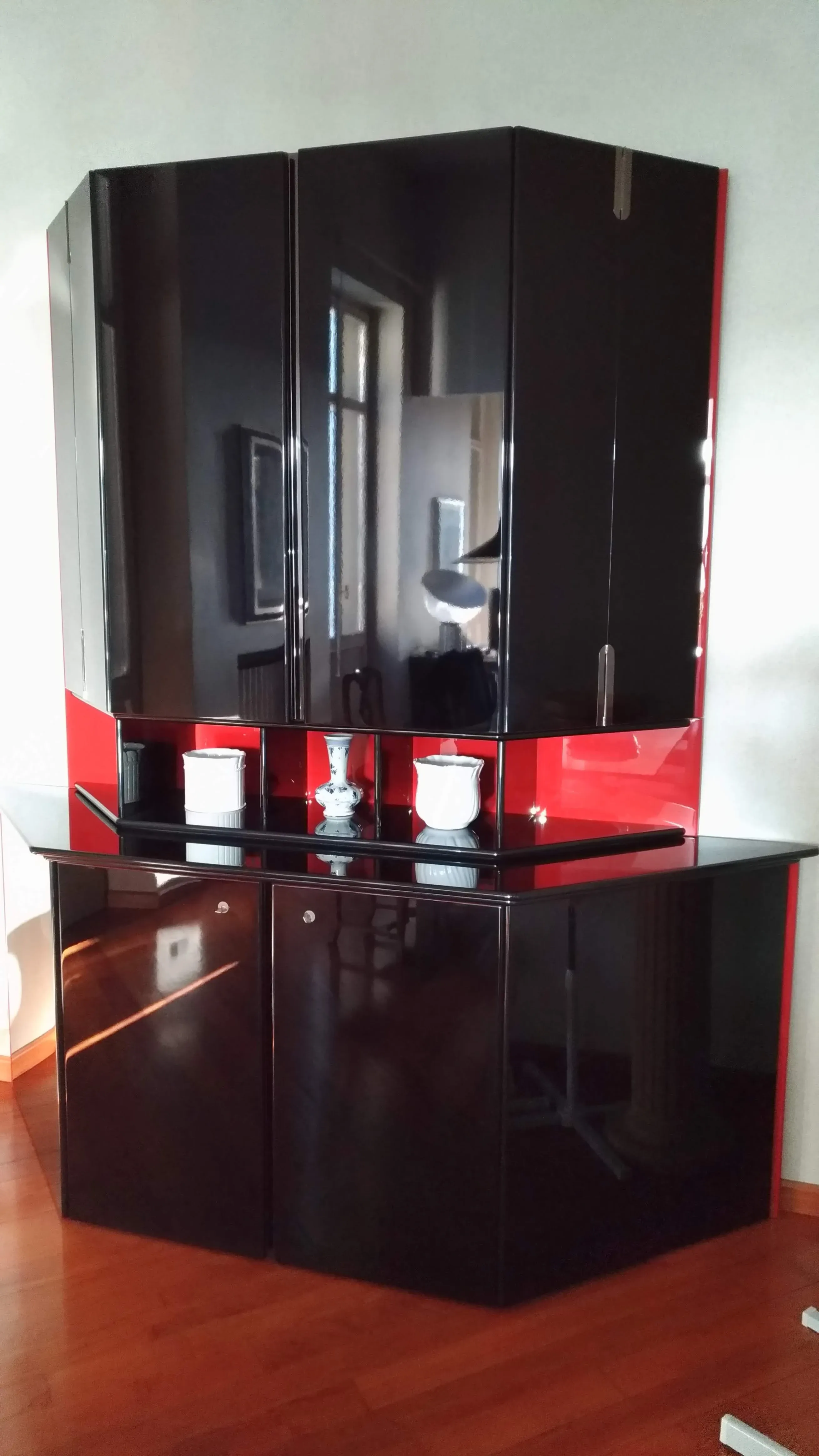 Gonzaga wardrobe lacquered black and red, Simon 1