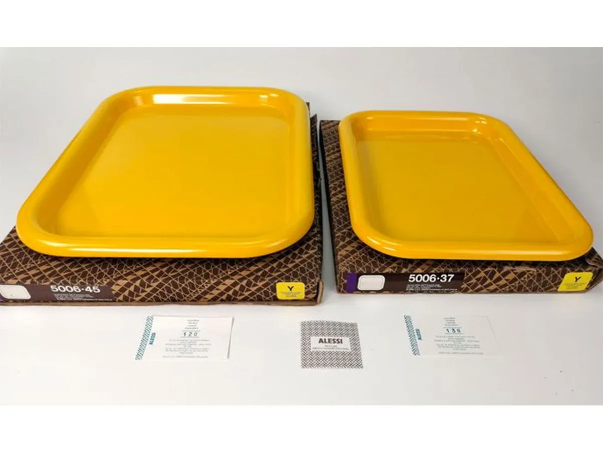 Set 2 vassoi 5006 di Ettore Sottsass acciaio (giallo), Alessi 2
