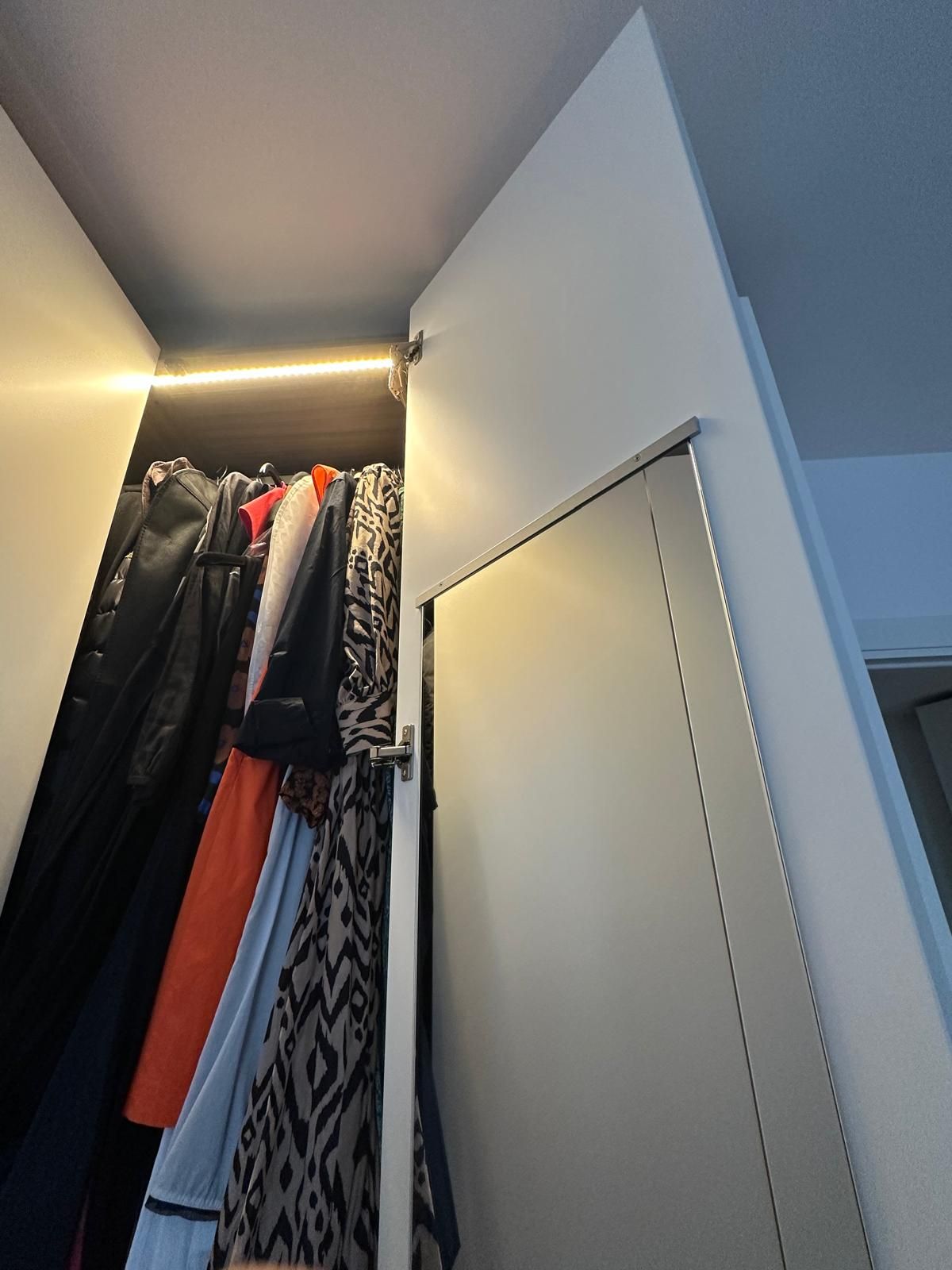 Eckkleiderschrank mit LED-Beleuchtung in mattem Creme-Lack Front