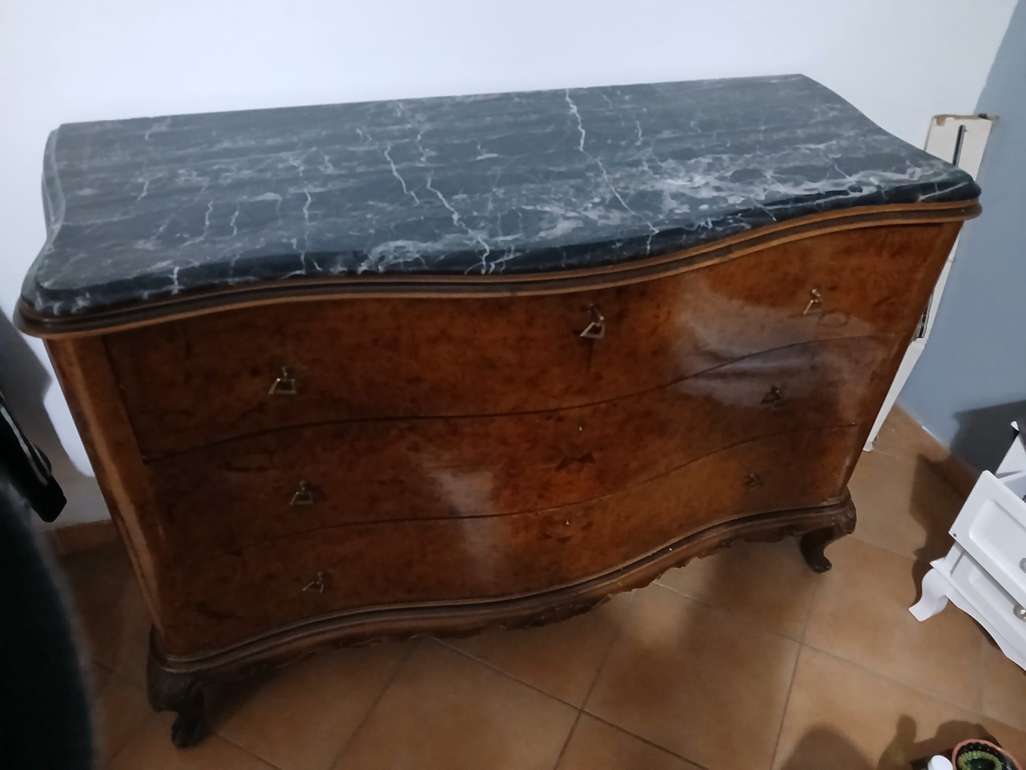 Commode ancienne en ronce et marbre Main