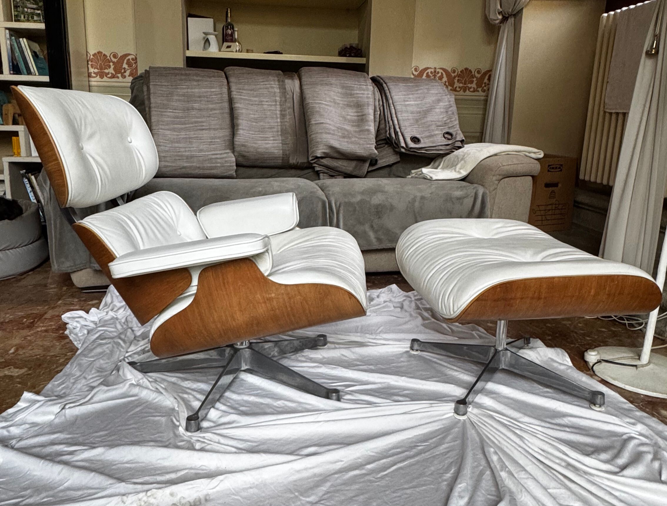 Chaise longue Eames Lounge Chair in pelle bianca  Main