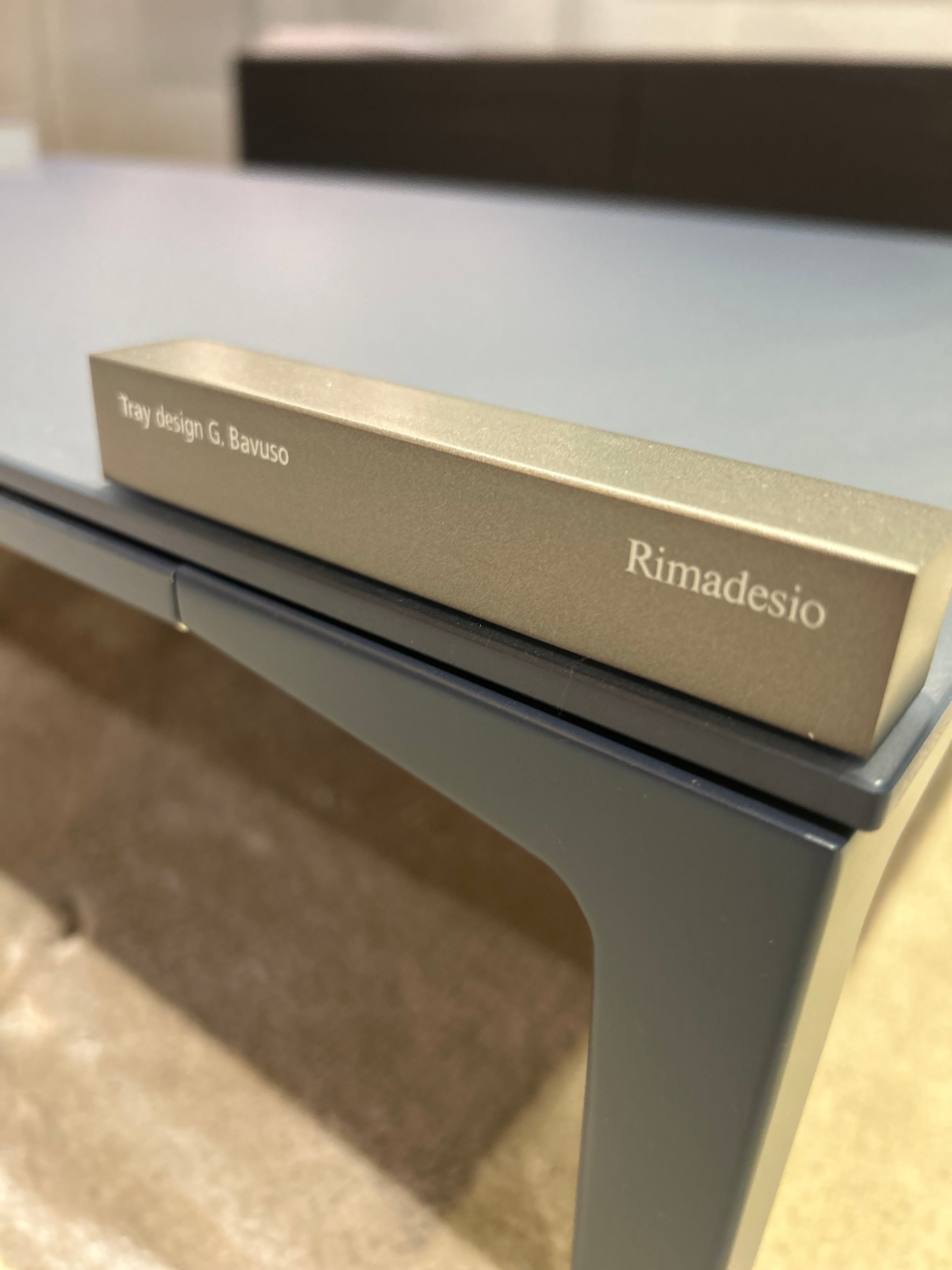 Set aus 2 Beistelltischen Tray in Grau und Blau von Giuseppe Bavuso Front