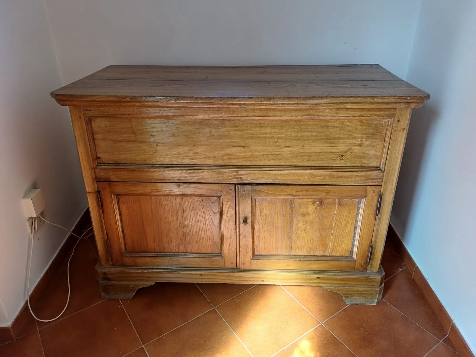 Madia antiquariato in legno massello Main