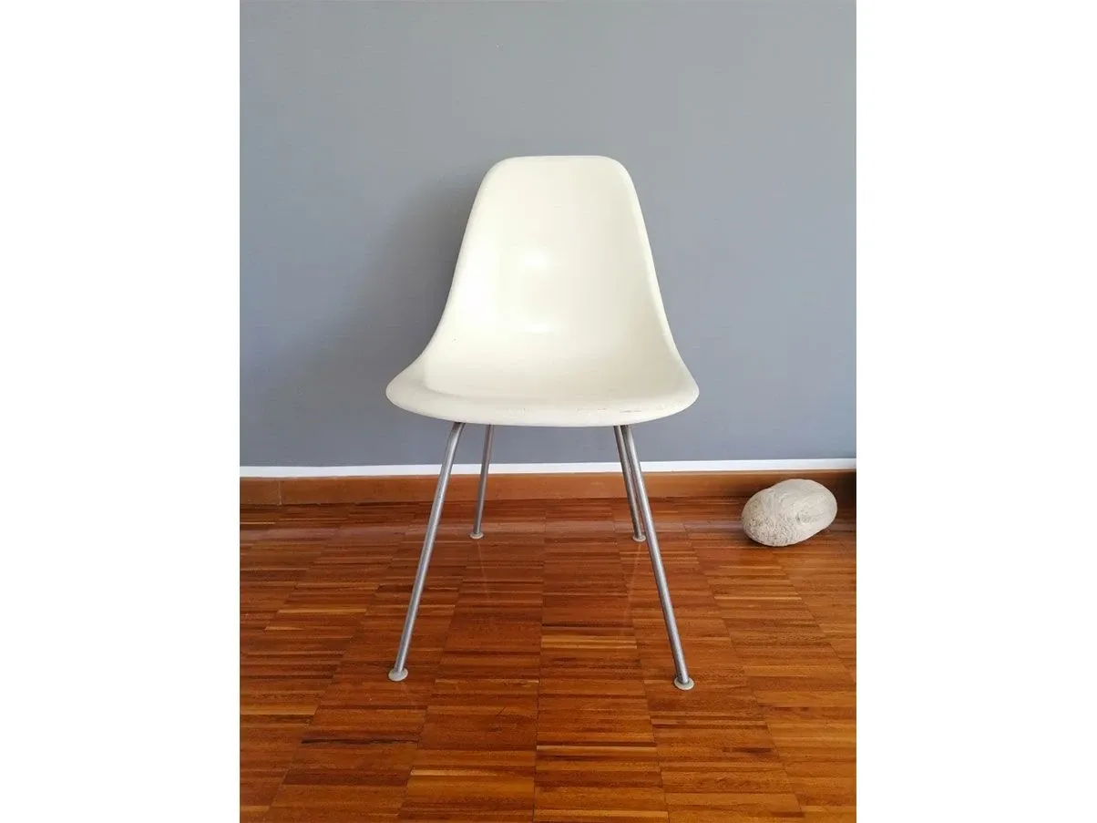 Vintage chair in white resin glass and steel (1950s) 5