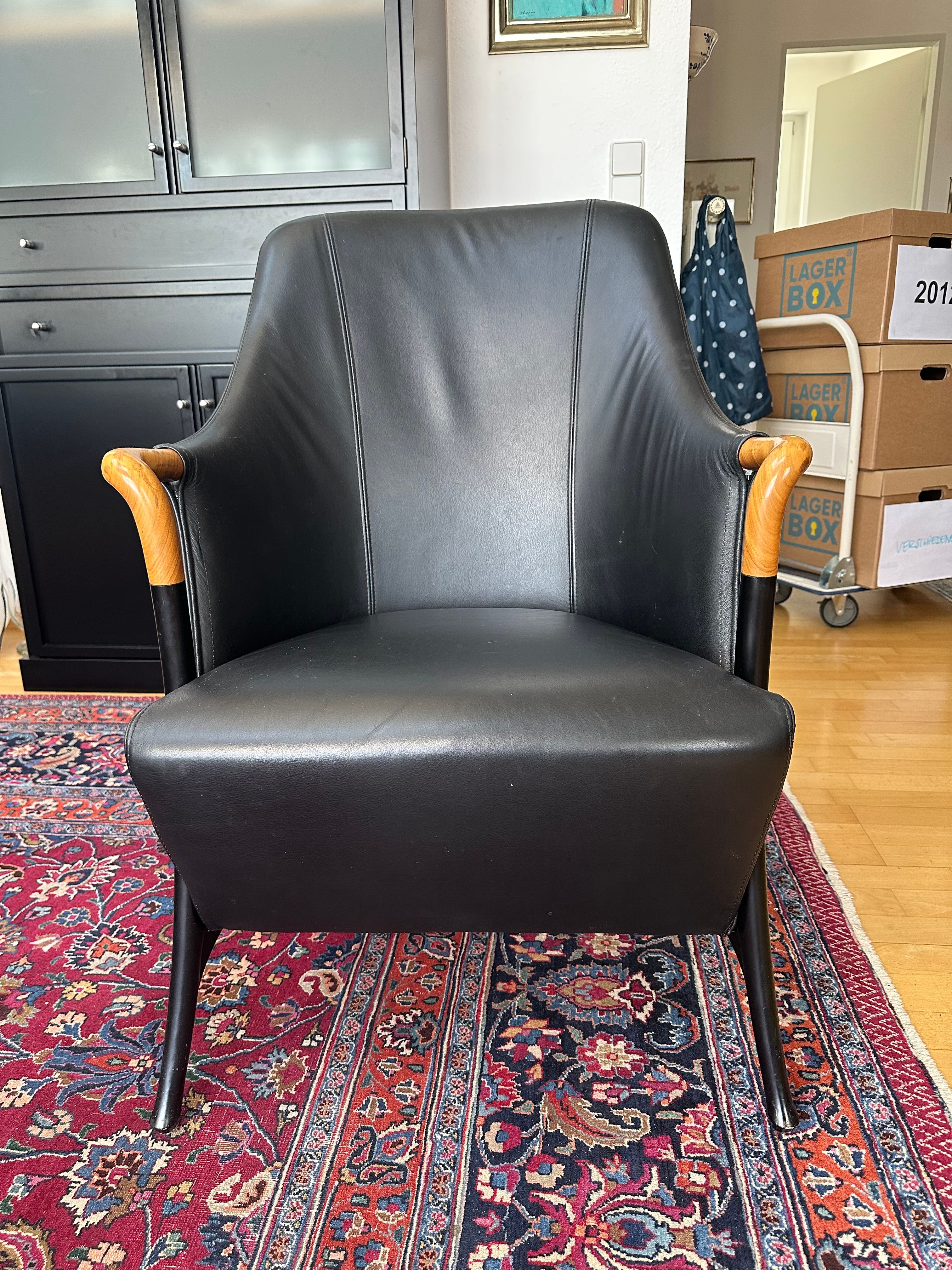 Poltrona Progetti in pelle nera Main