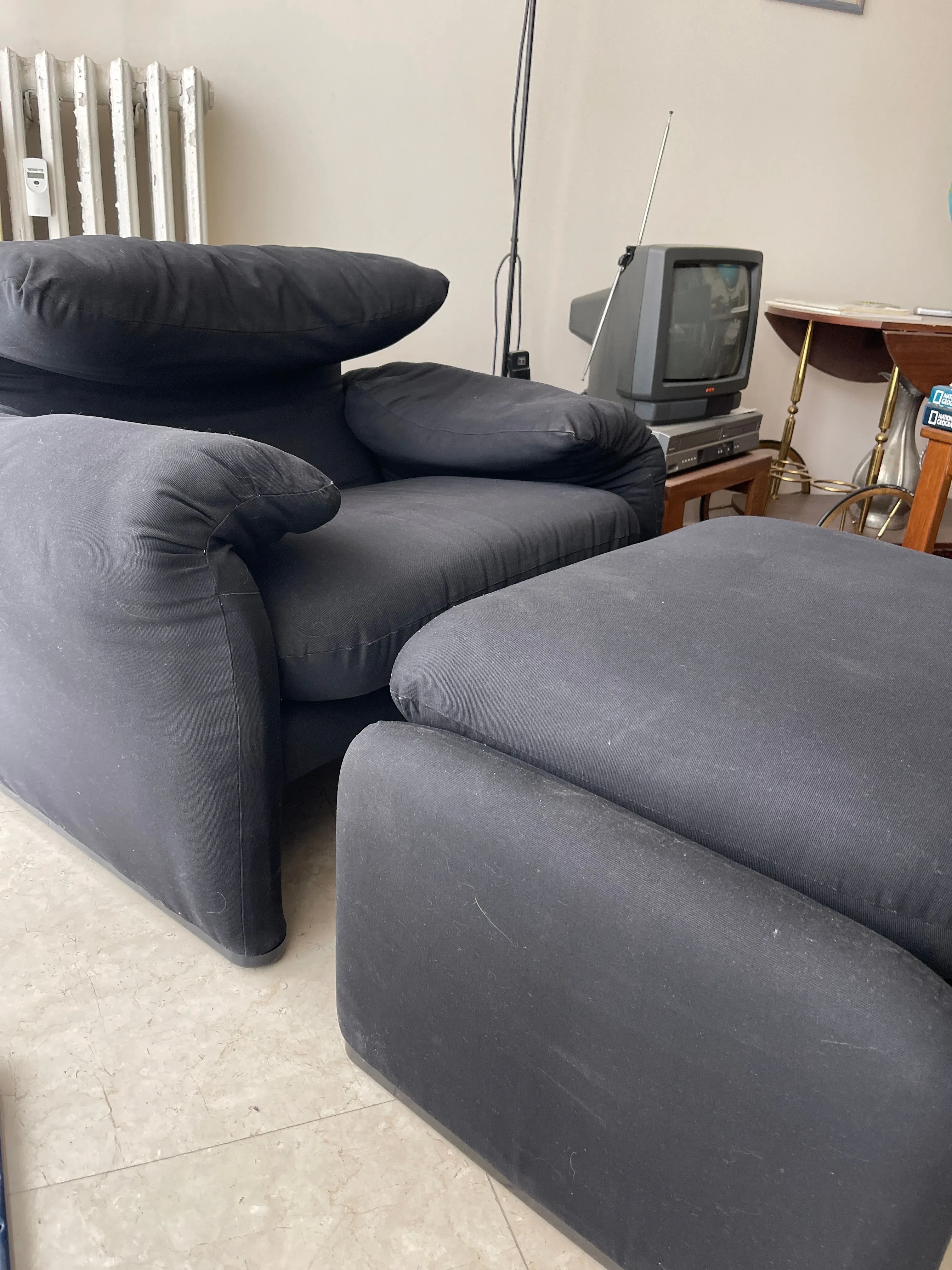 Maralunga armchair with pouf, Cassina 2