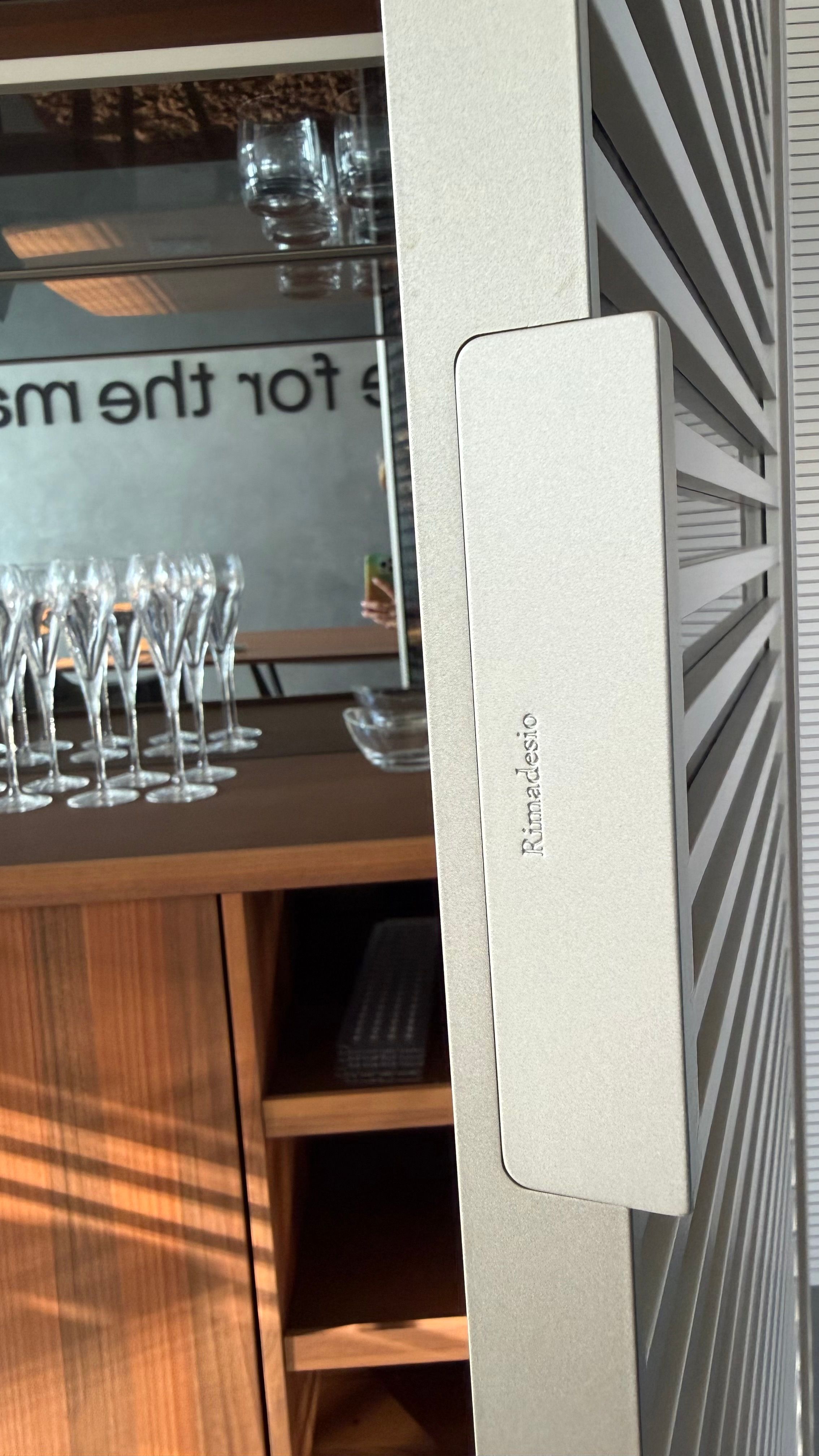 Mobile bar con frigo Alambra in vetro fumé e alluminio Brand