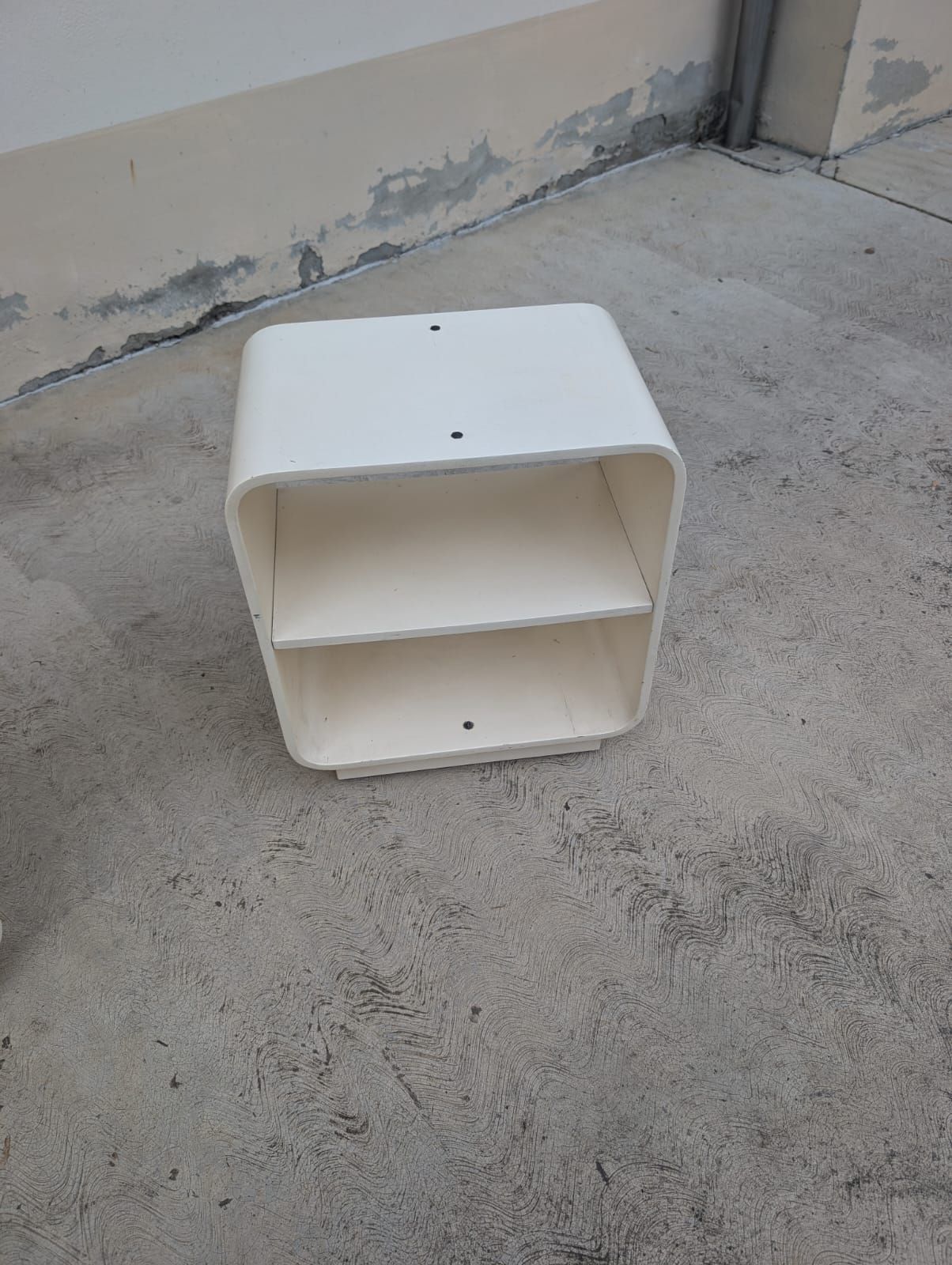 Coppia di comodini in legno laccato bianco di Carlo de Carli (anni '70) Brand