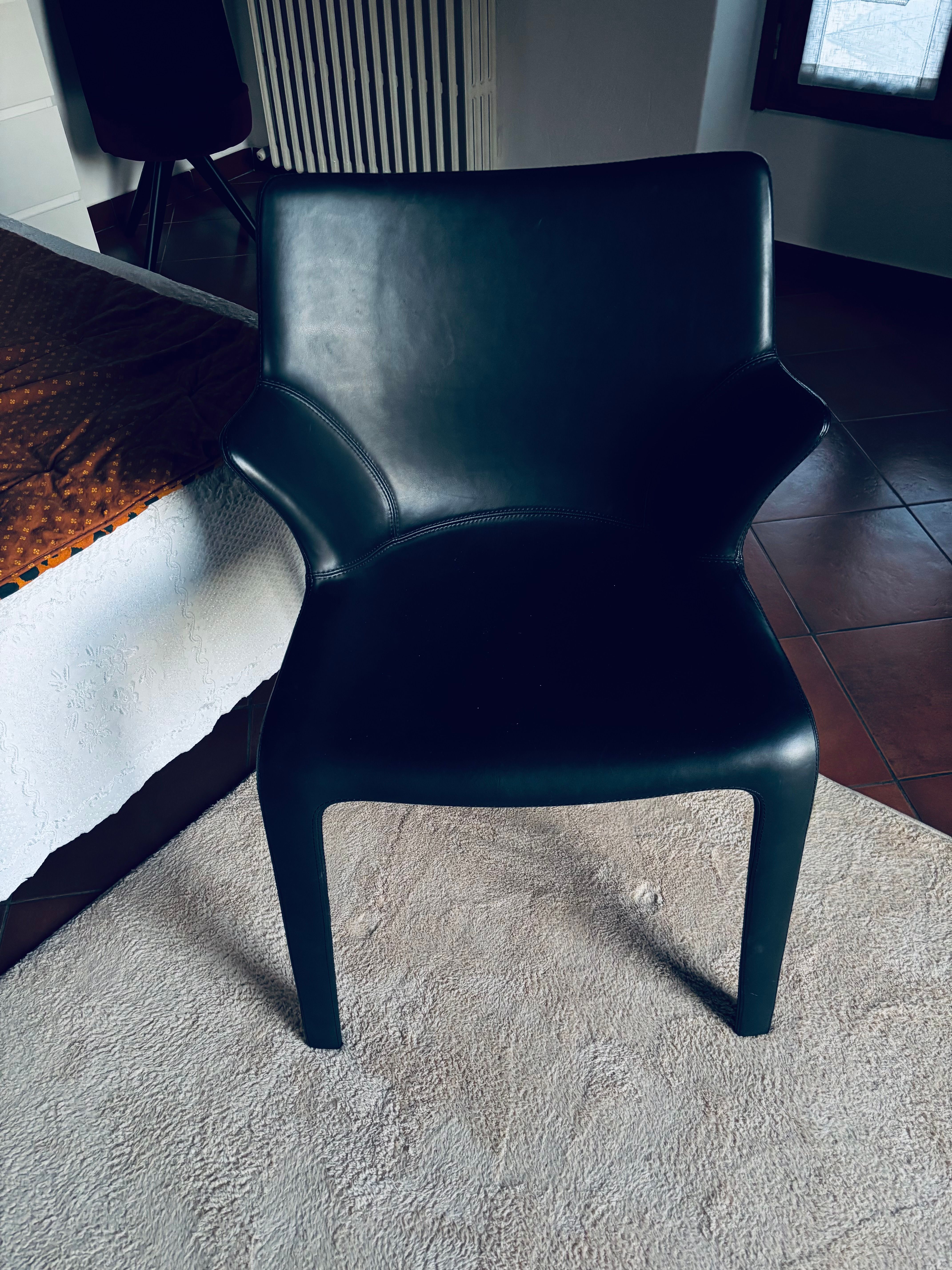 Sedia con braccioli Lou Eat in pelle nera di Philippe Starck Main