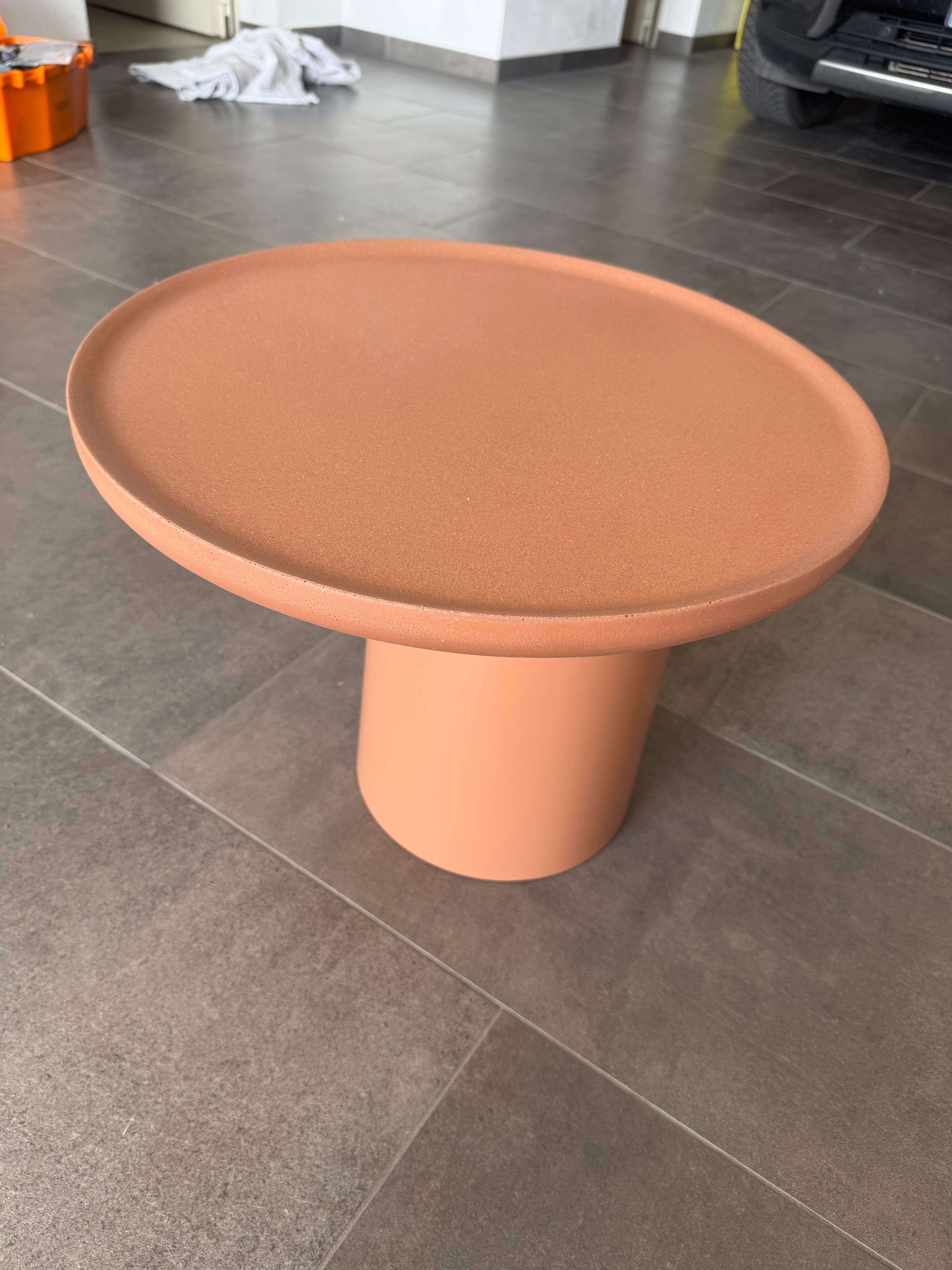 Tavolino Louisa in cemento rosso mattone Brand