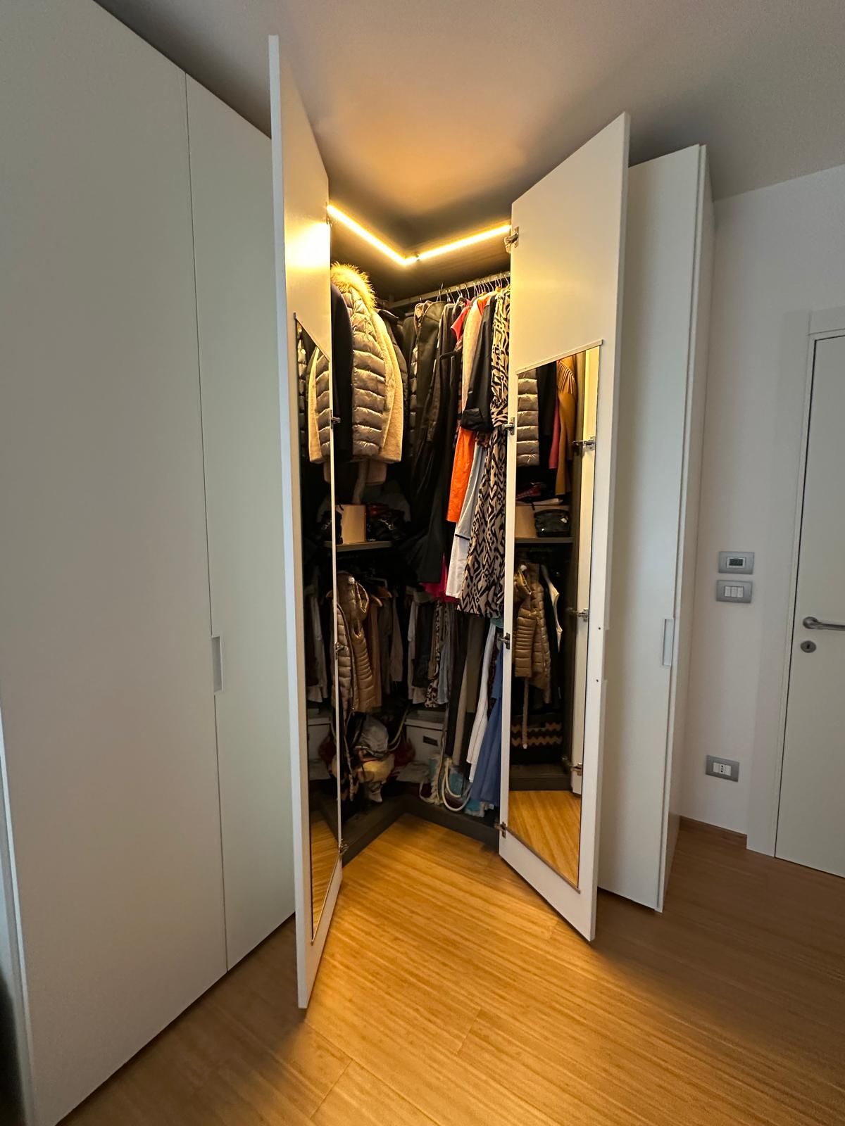 Eckkleiderschrank mit LED-Beleuchtung in mattem Creme-Lack Defects