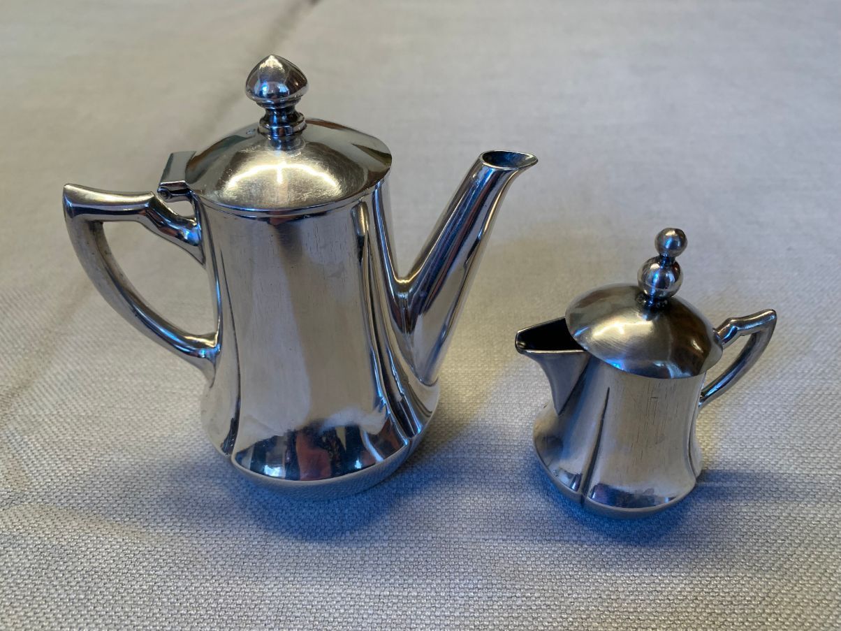 Set of 2 vintage coffee and milk jugs, image