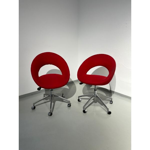 Set of 2 red Nina chairs with wheels, Artifort image