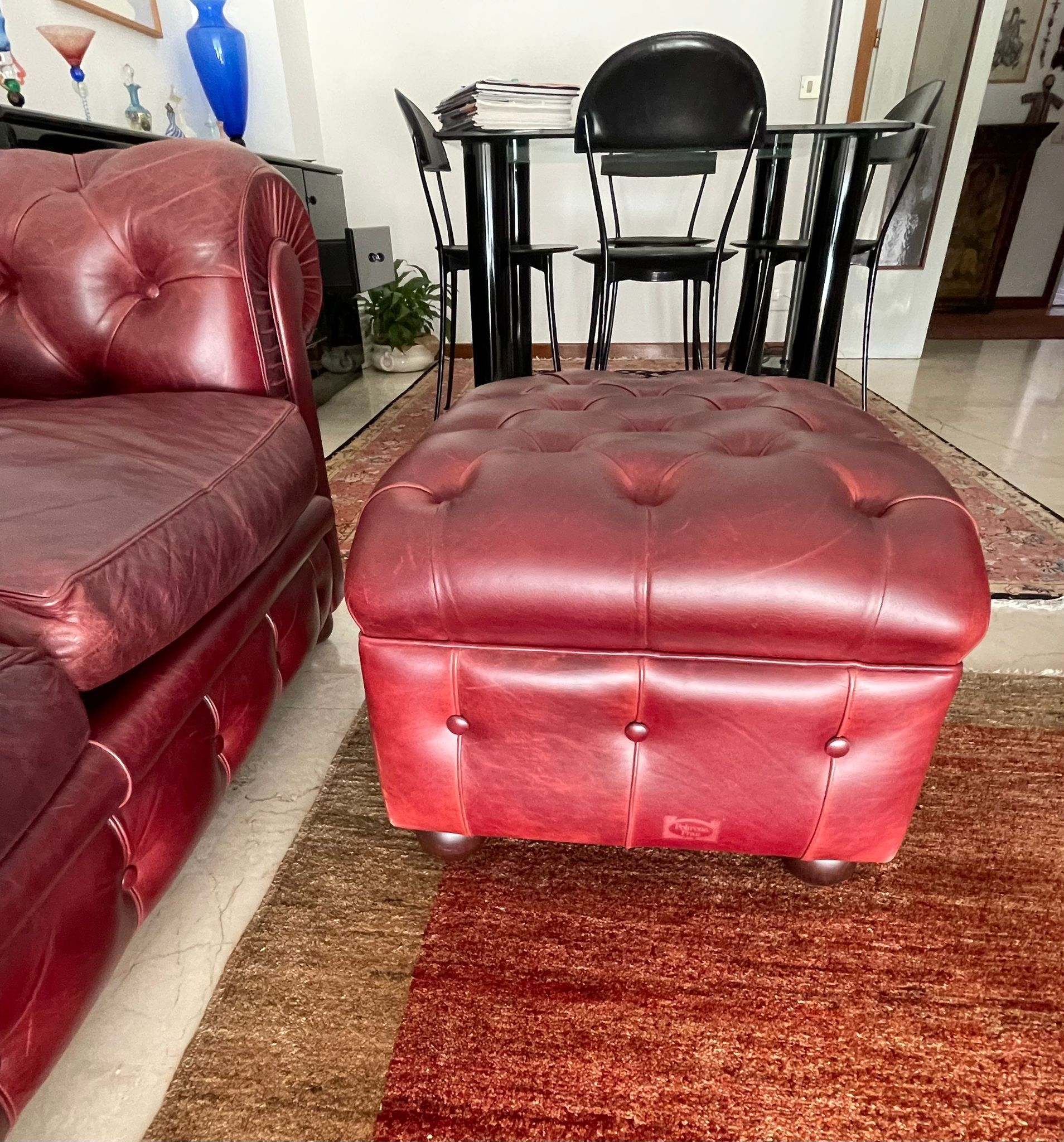 Renzo Frau Rotes Leder Chesterfield Hocker Main