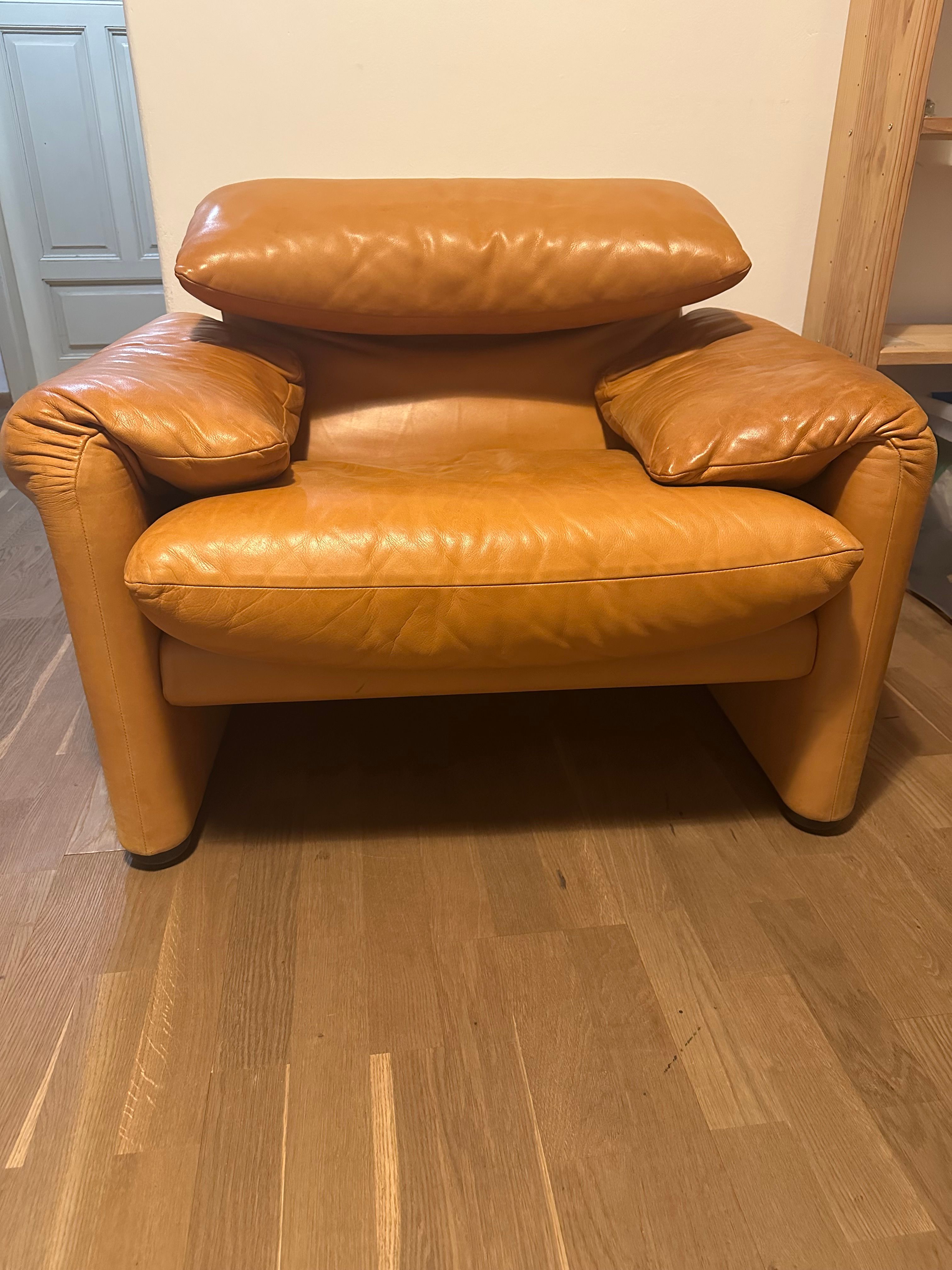 Poltrona Maralunga in pelle arancione di Vico Magistretti (anni '70/'80) Brand
