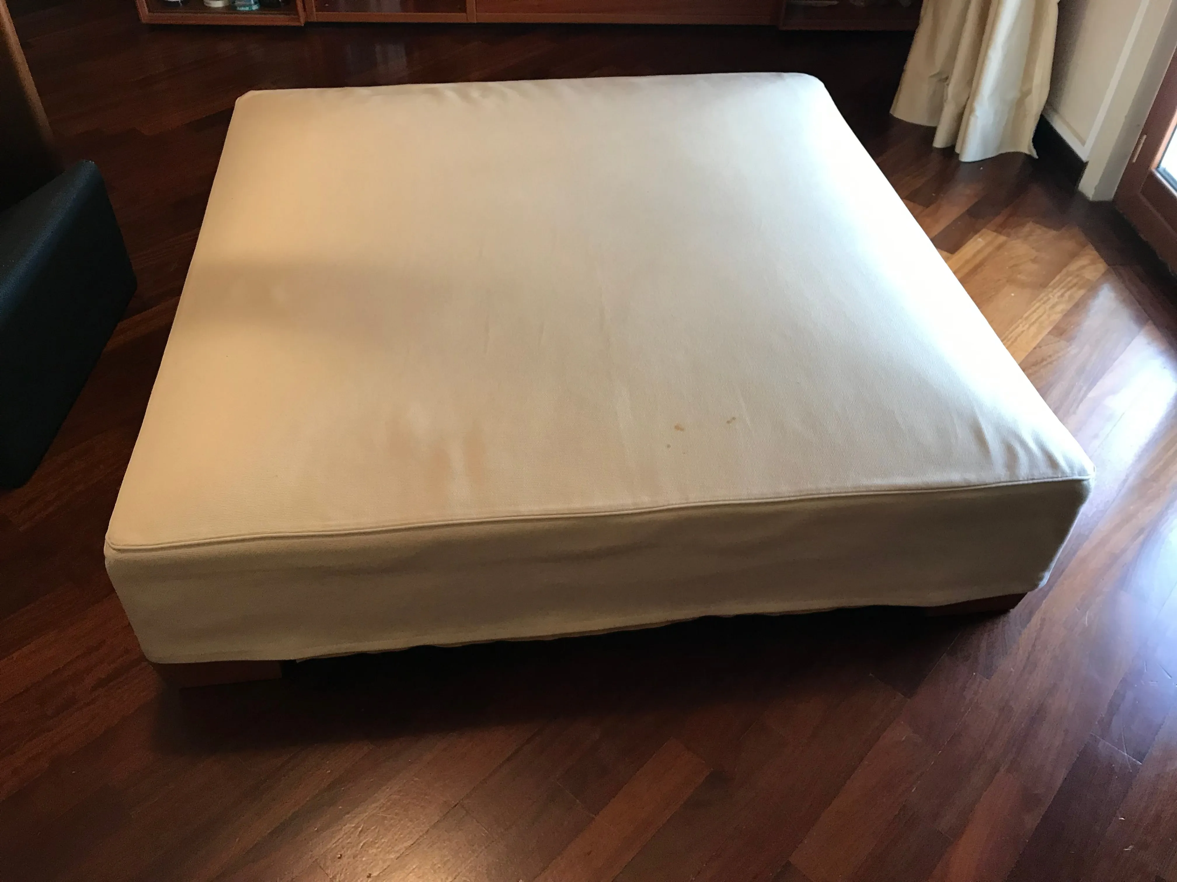 Square pouf in white fabric, Flexform 3