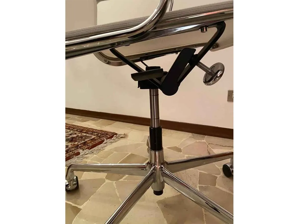 Sedia in alluminio di Charles and Ray Eames, Vitra 
