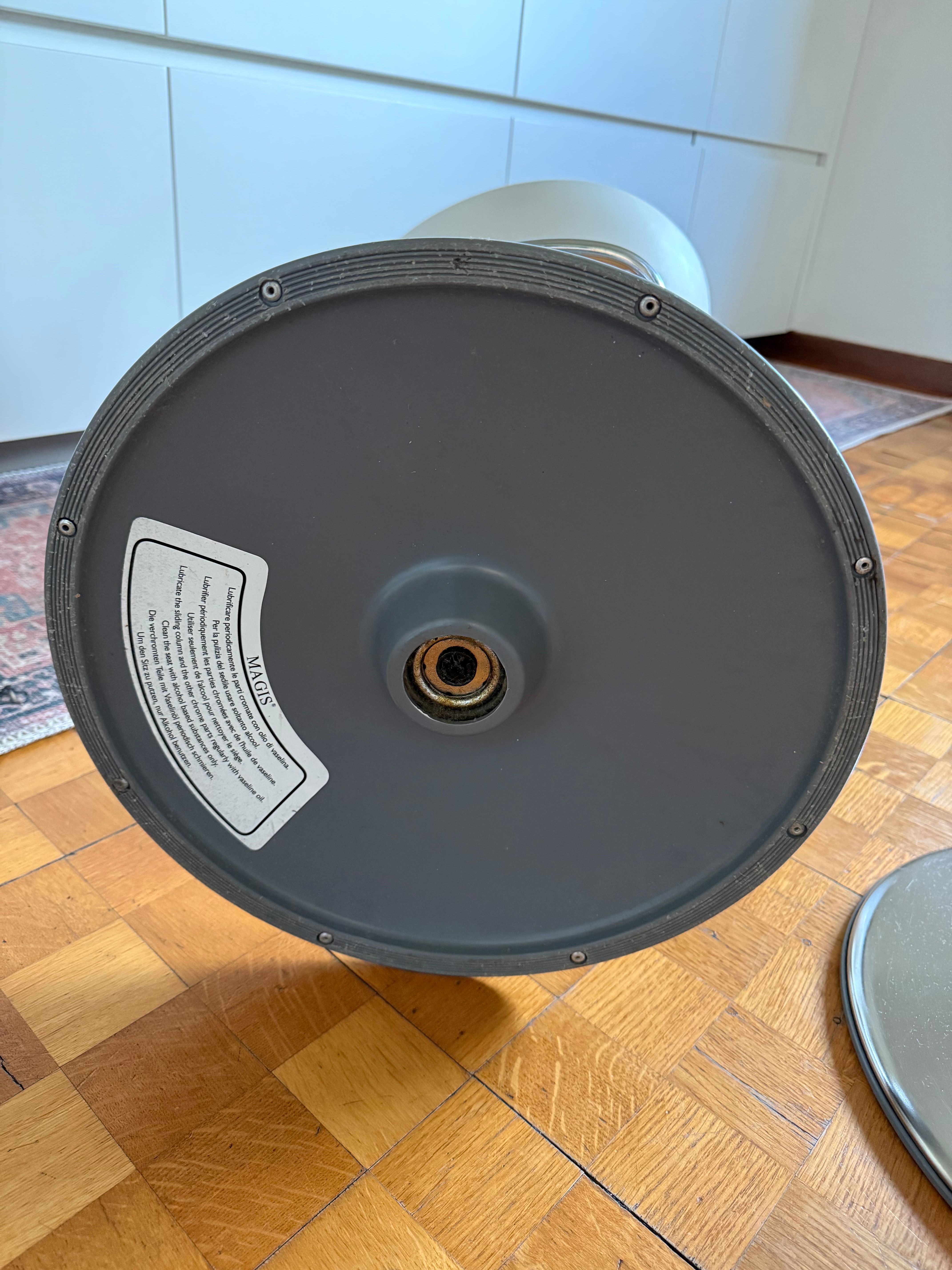 Coppia di sgabelli girevoli Bombo bianchi  Optional7