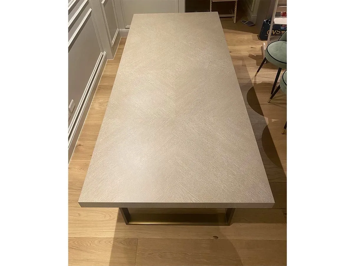 Tavolo da pranzo con gambe a trapezio in ottone e legno, 2