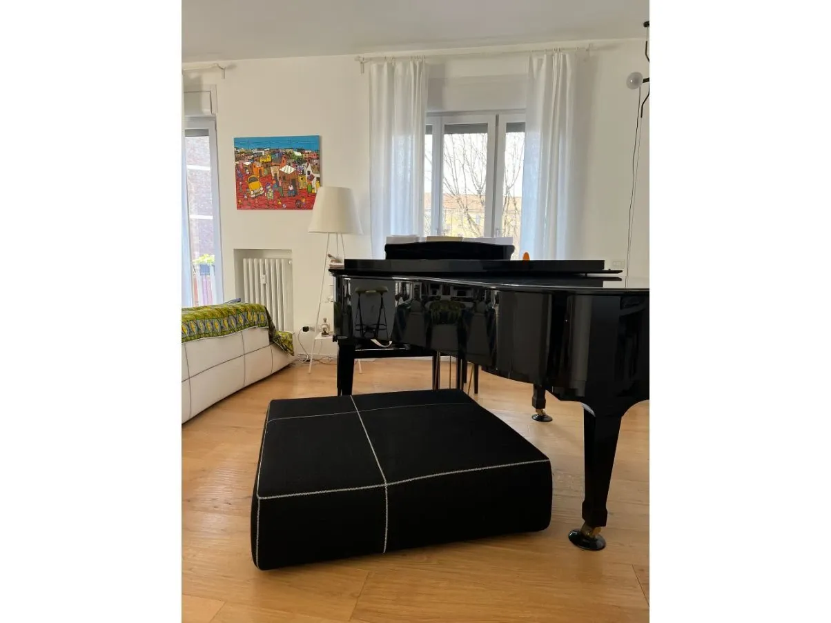 Pouf in tessuto nero 1