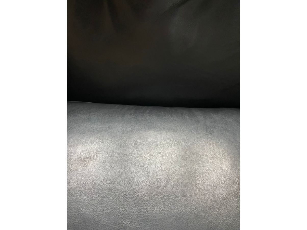 Divano nero in pelle di vitello, Poltrona Frau Details
