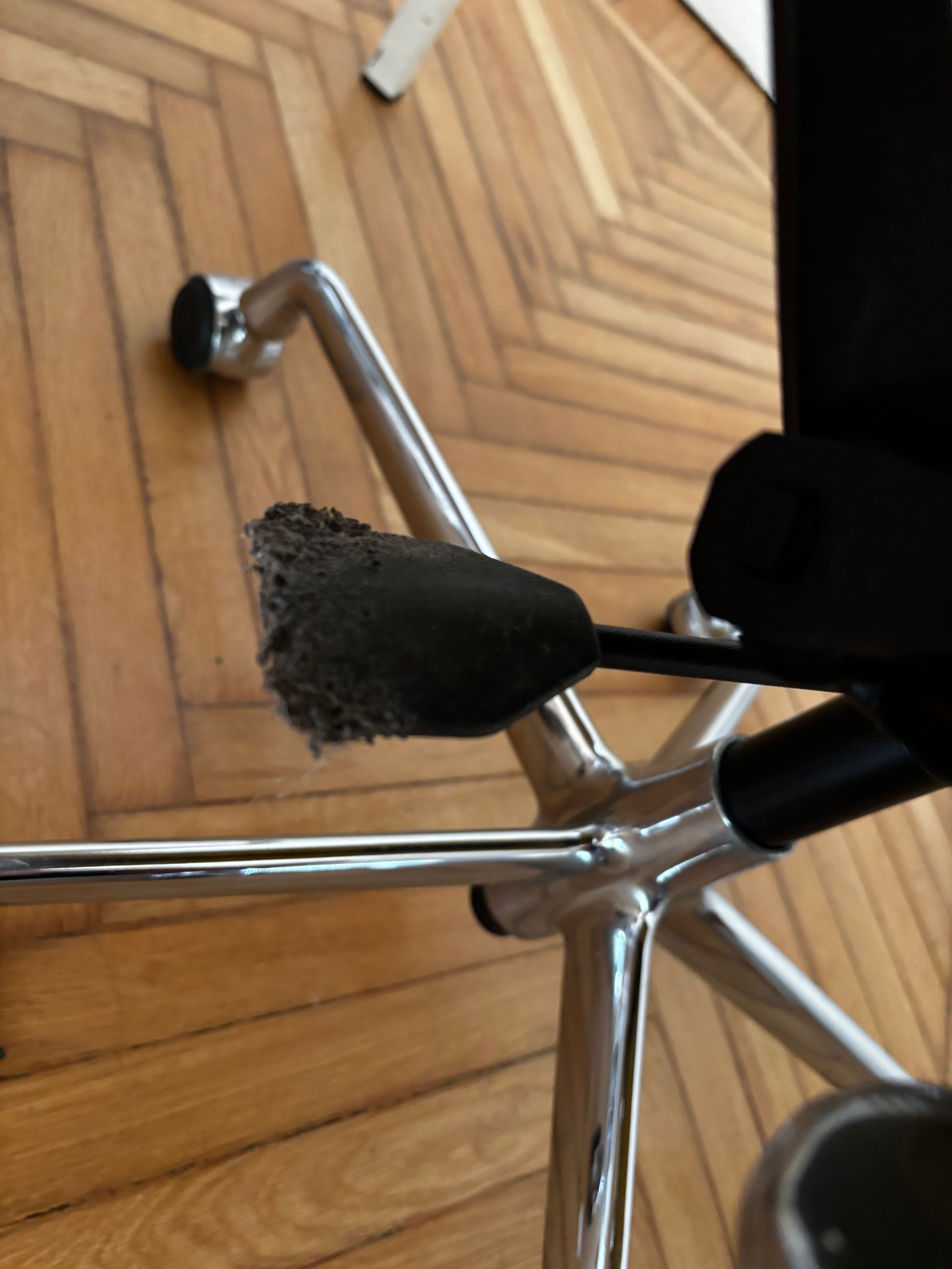 Poltroncina girevole Soft Pad Chairs EA gialla di Eames Defects