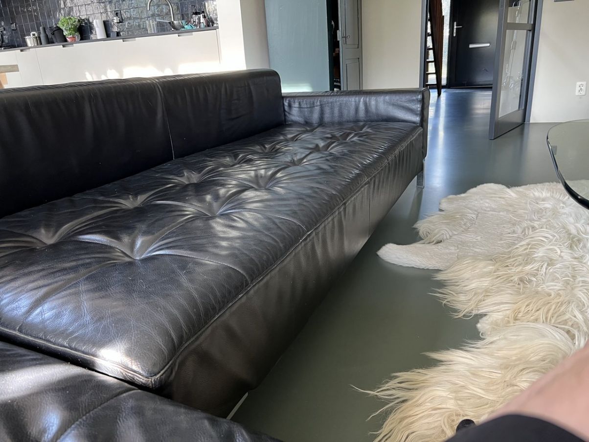 Alfa 1325 corner sofa in black leather 4