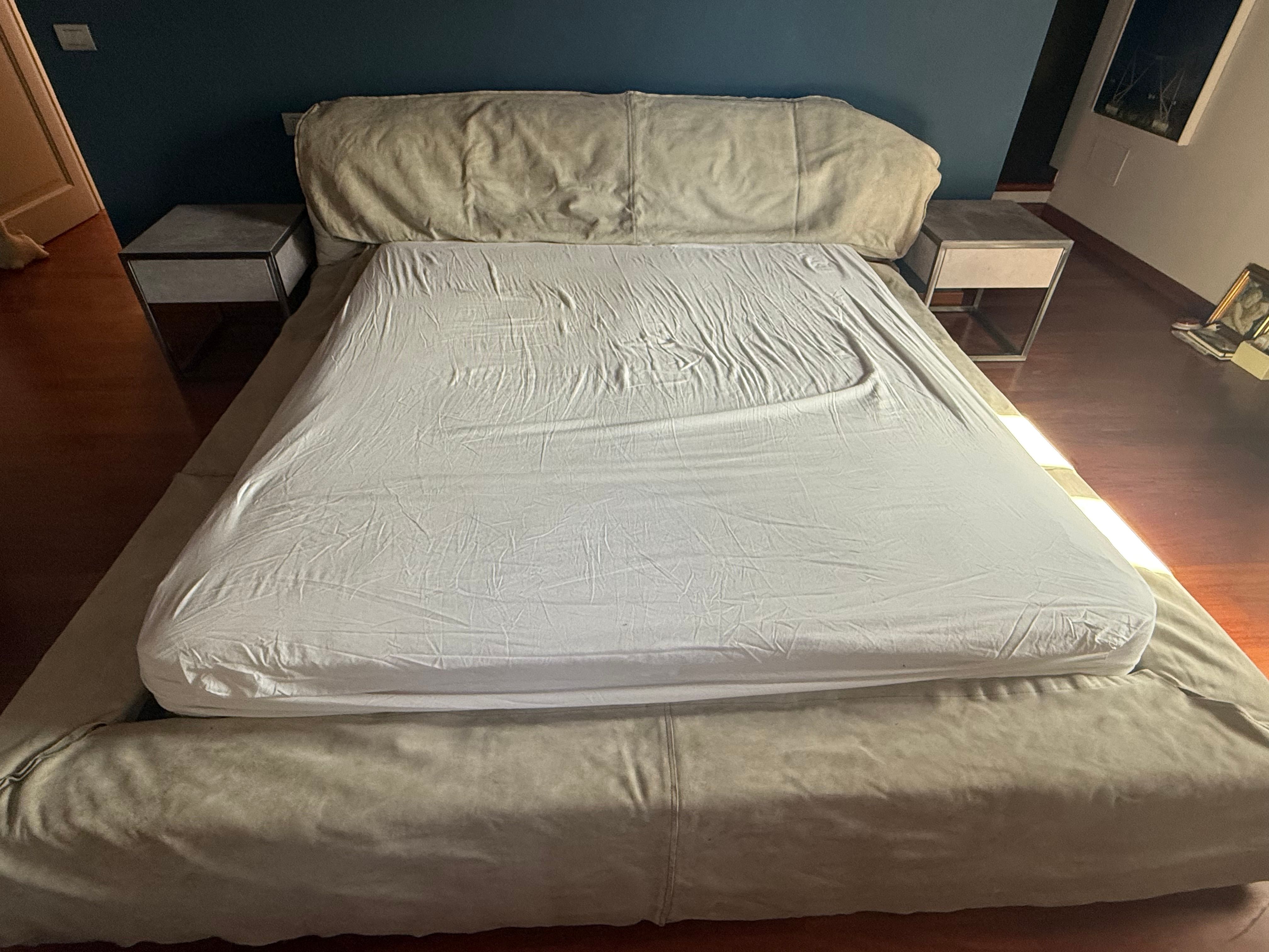 Set letto matrimoniale con comodini in pelle grigia Main