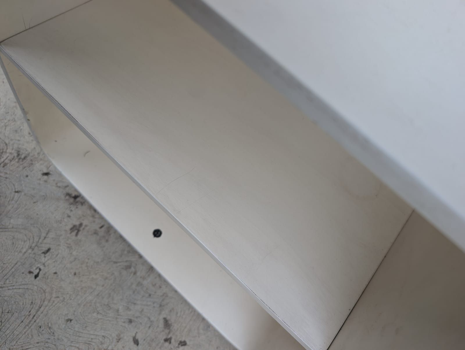 Coppia di comodini in legno laccato bianco di Carlo de Carli (anni '70) Details