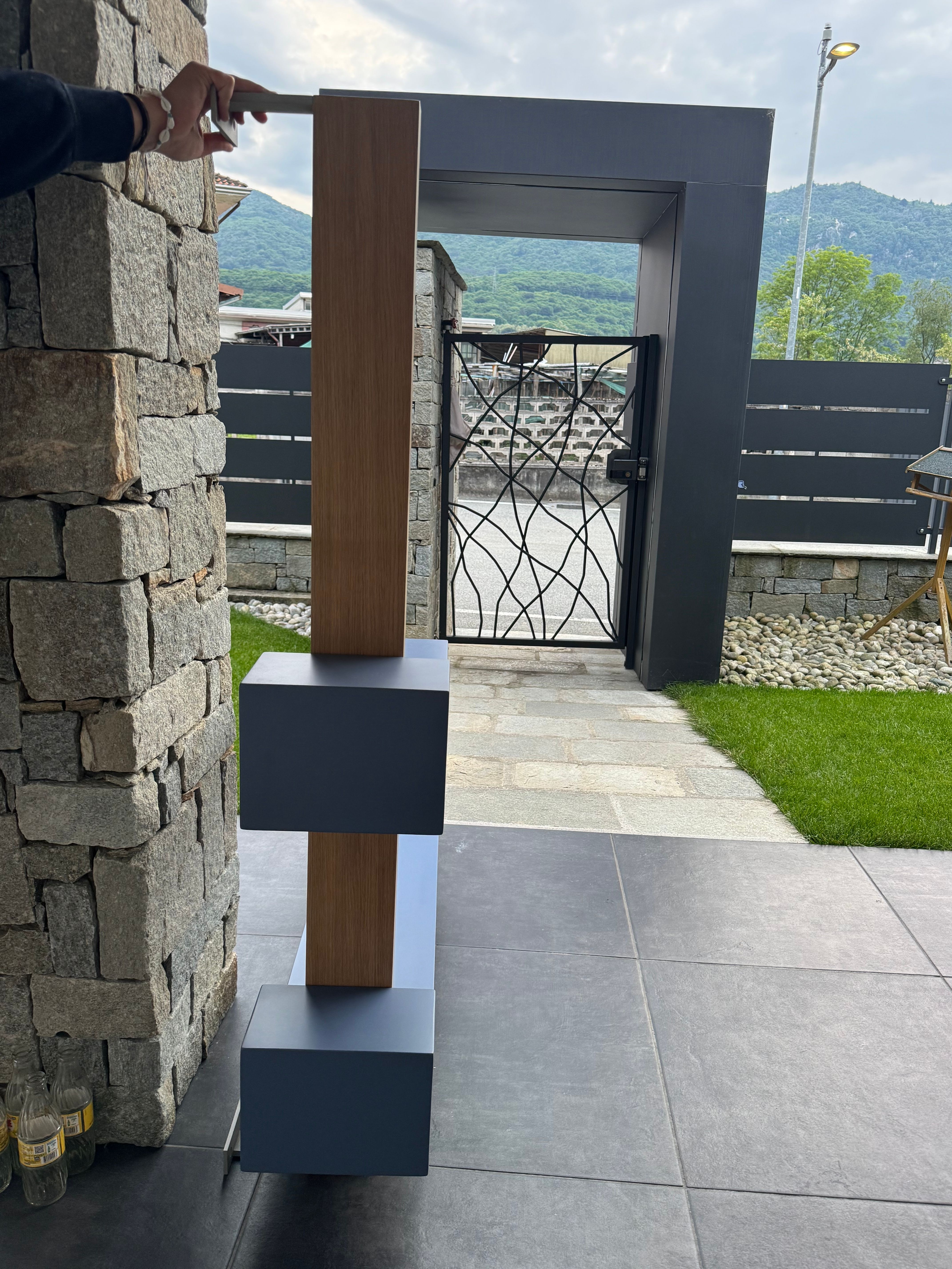 Mensola stile contemporaneo in legno colore indaco, Lago Details