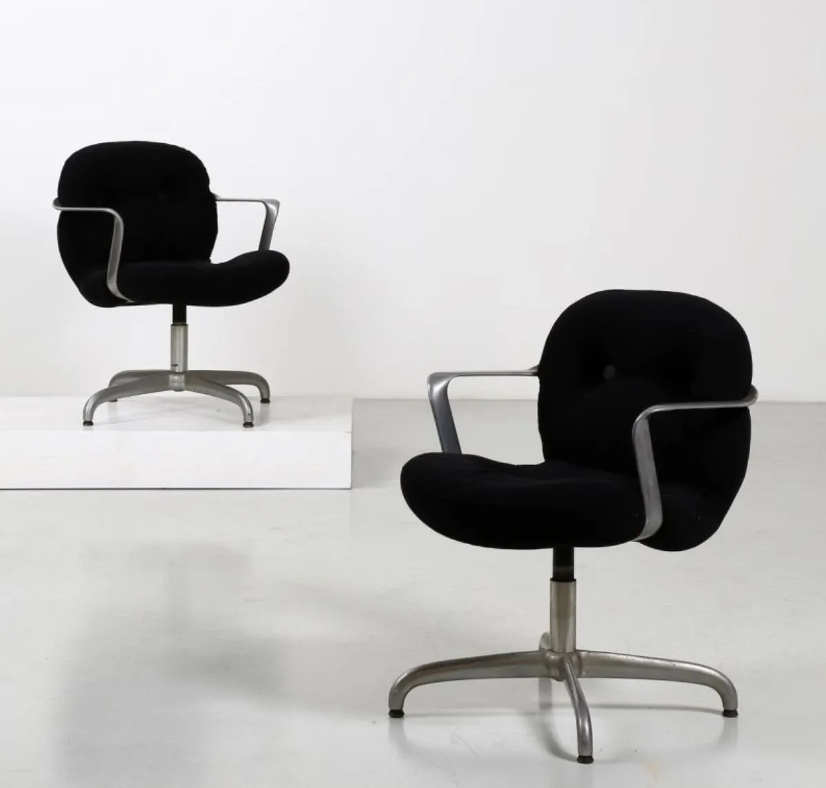 2 Swivel Chairs No. 2038 Bruce Hannah & Andrew Morrison, Knoll International image