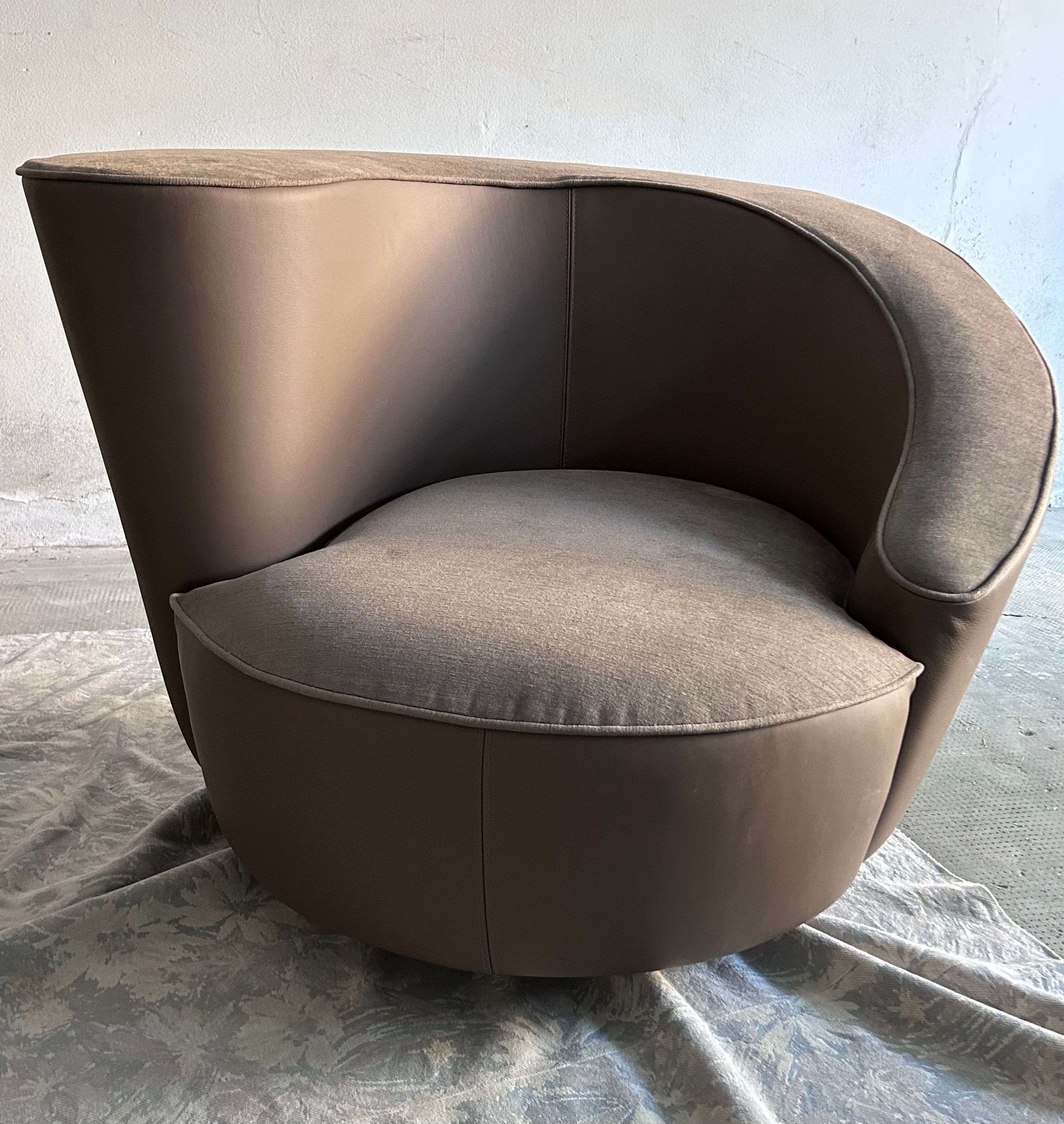Poltrona Royal rivestita in pelle marrone Main
