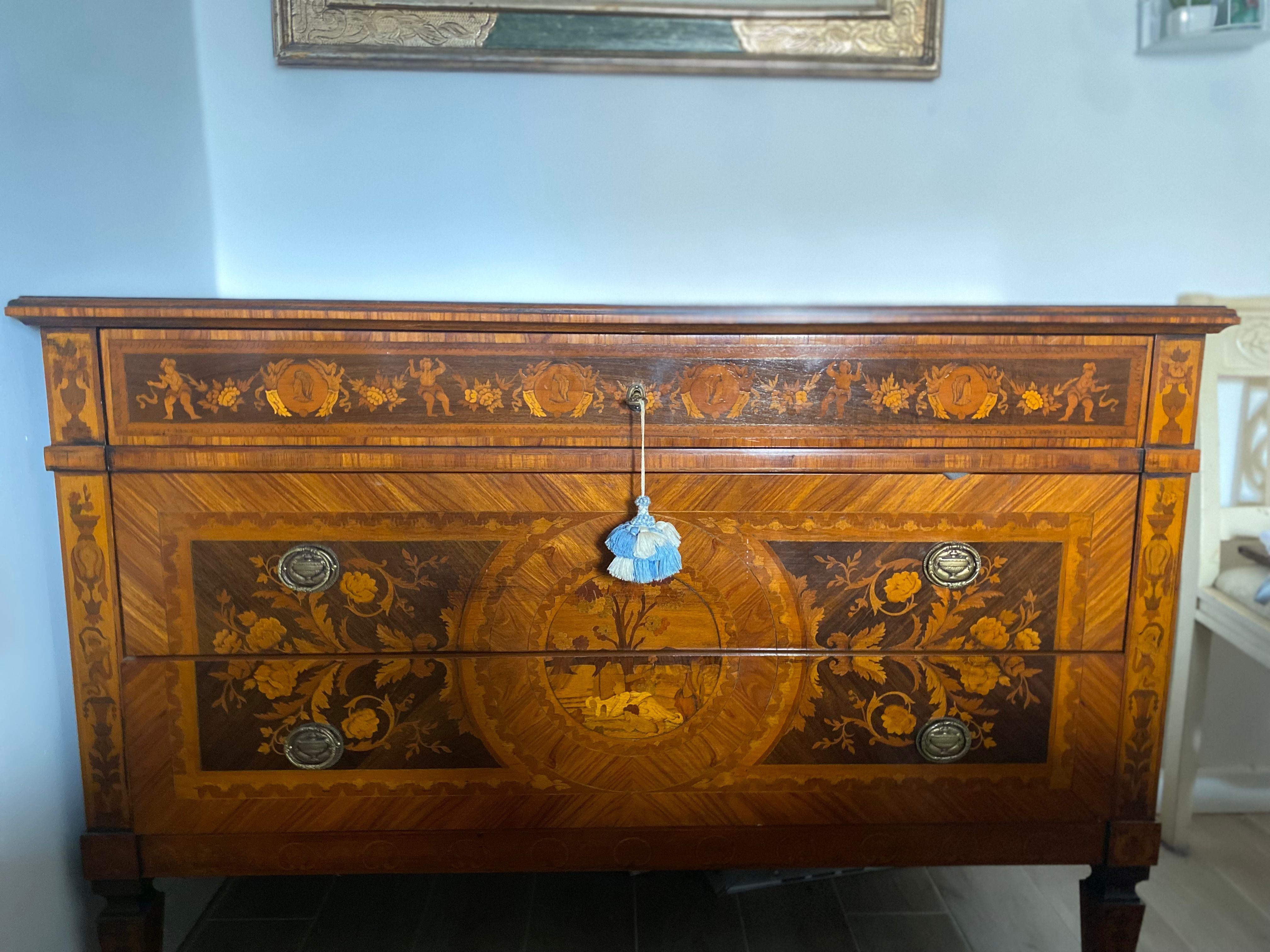 Commode décorée en noyer et en bois de cerisier (XIXe siècle) Main